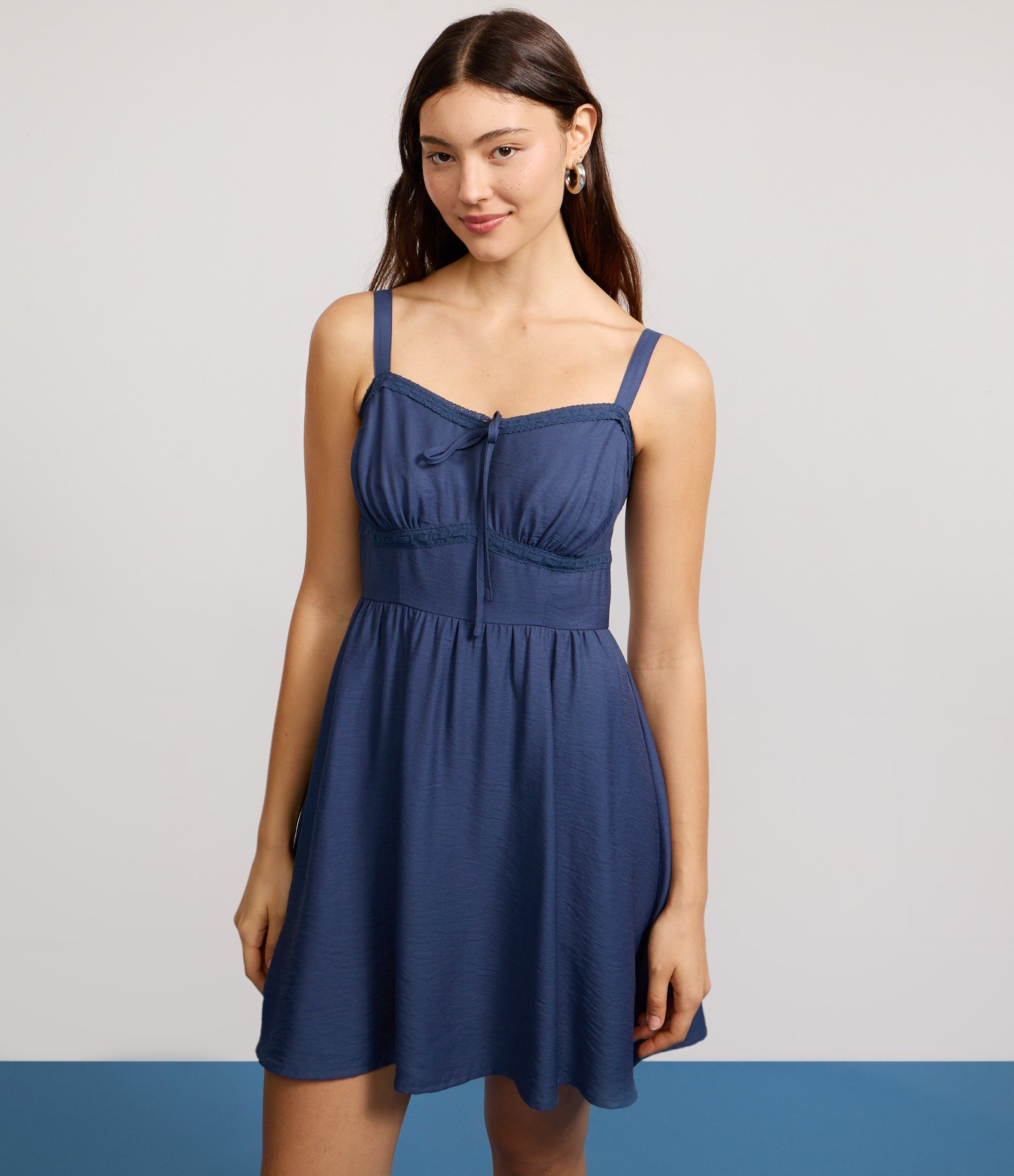 Vestido Reto Curto em Viscose com Recorte de Renda Azul 5