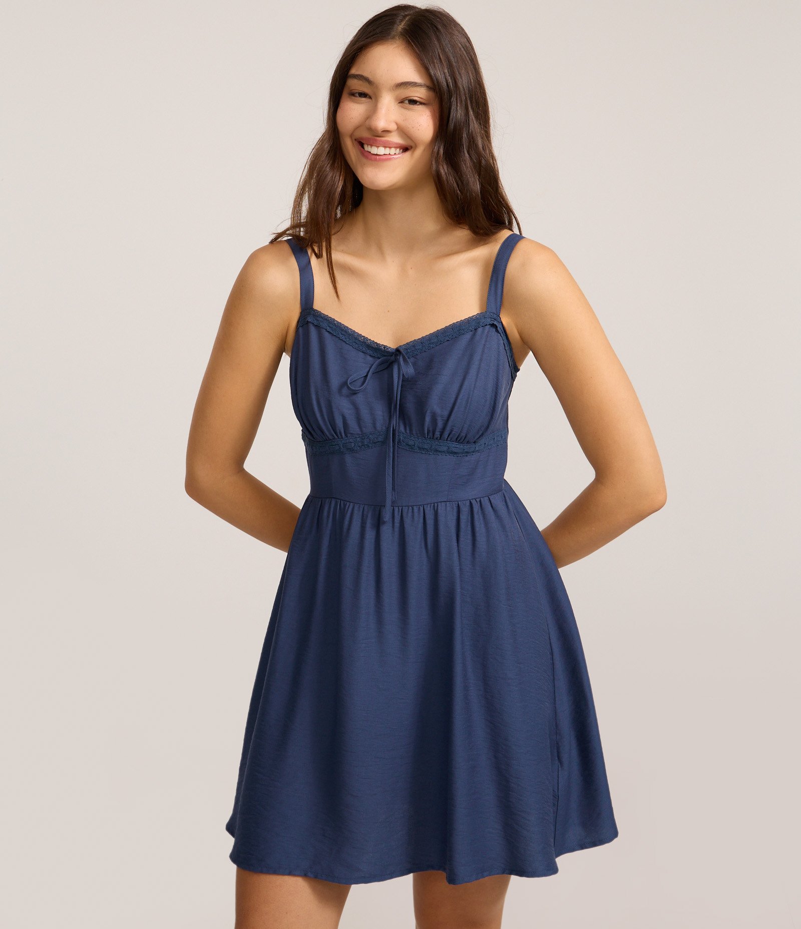 Vestido Reto Curto em Viscose com Recorte de Renda Azul 1