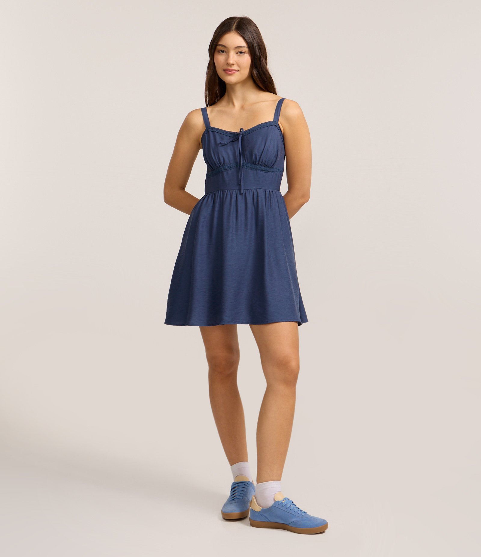 Vestido Reto Curto em Viscose com Recorte de Renda Azul 2