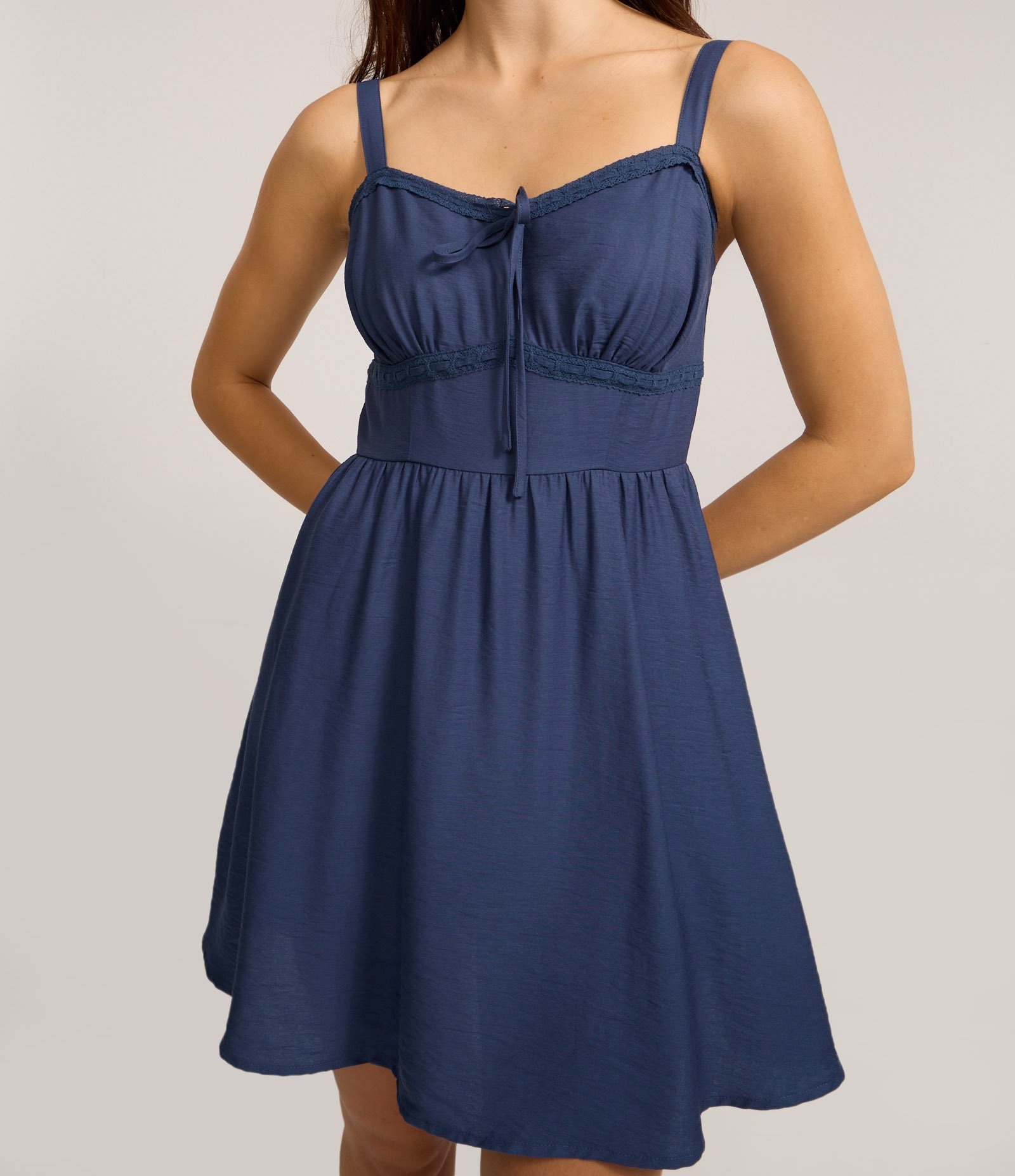 Vestido Reto Curto em Viscose com Recorte de Renda Azul 3