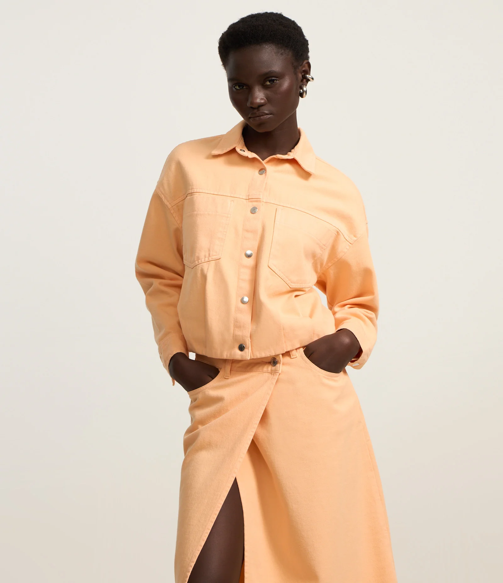 Saia Midi Reta em Sarja com Cós Deslocado Laranja 2