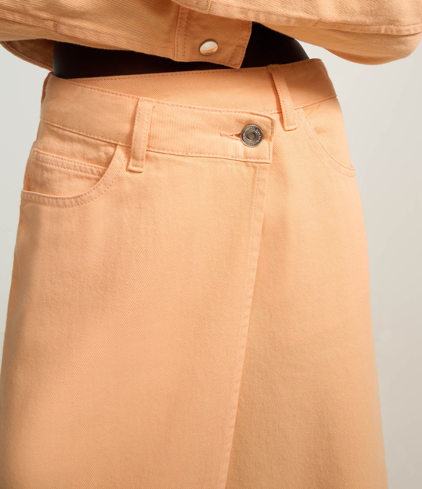 Saia Midi Reta em Sarja com Cós Deslocado Laranja 4