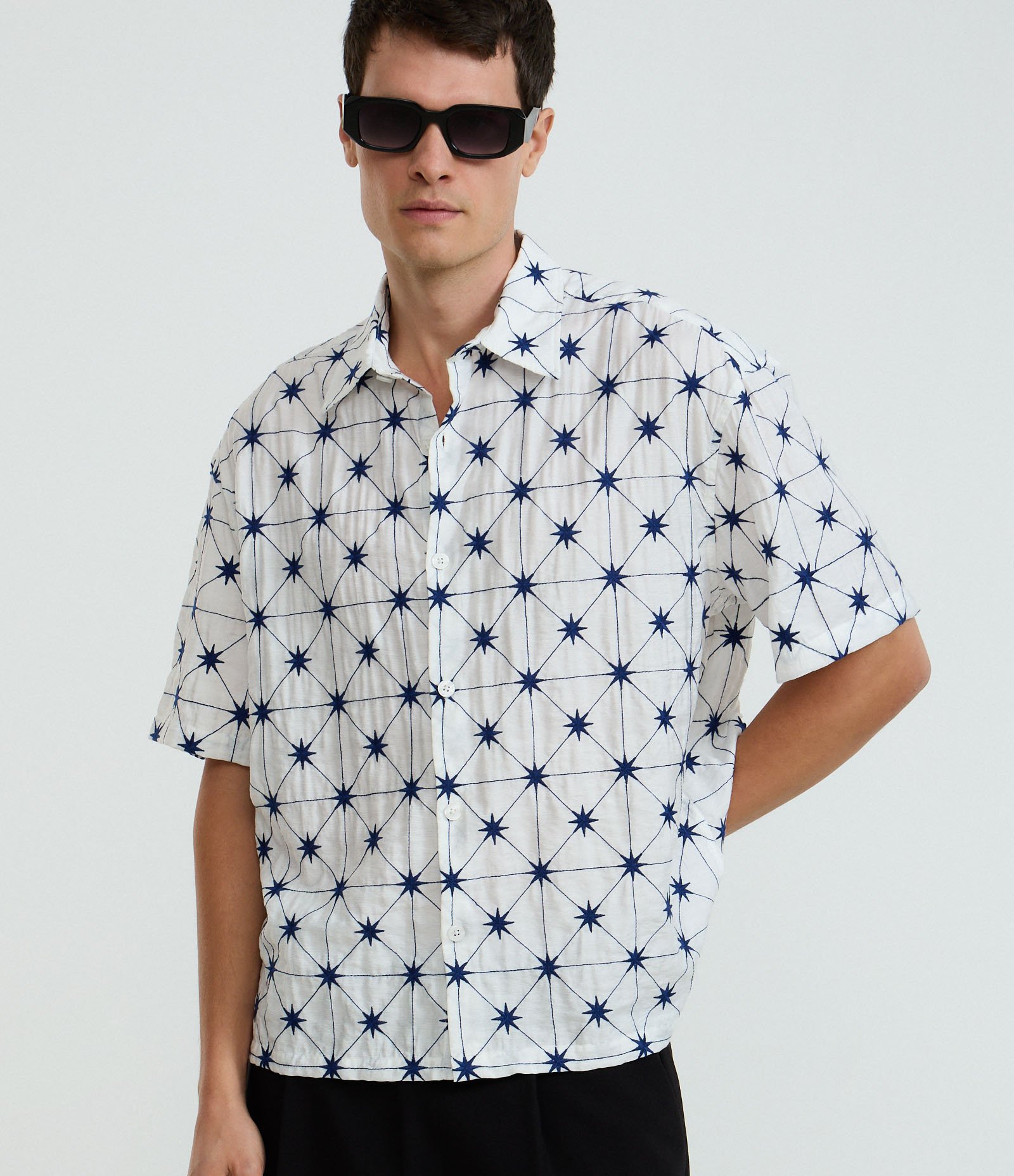 Camisa com Estampa Quadriculada e Bordado de Estrelas Branco 1