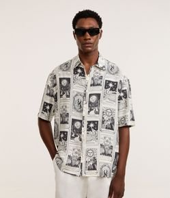Camisa Relaxed em Viscose com Estampa de Tarot Texturizada