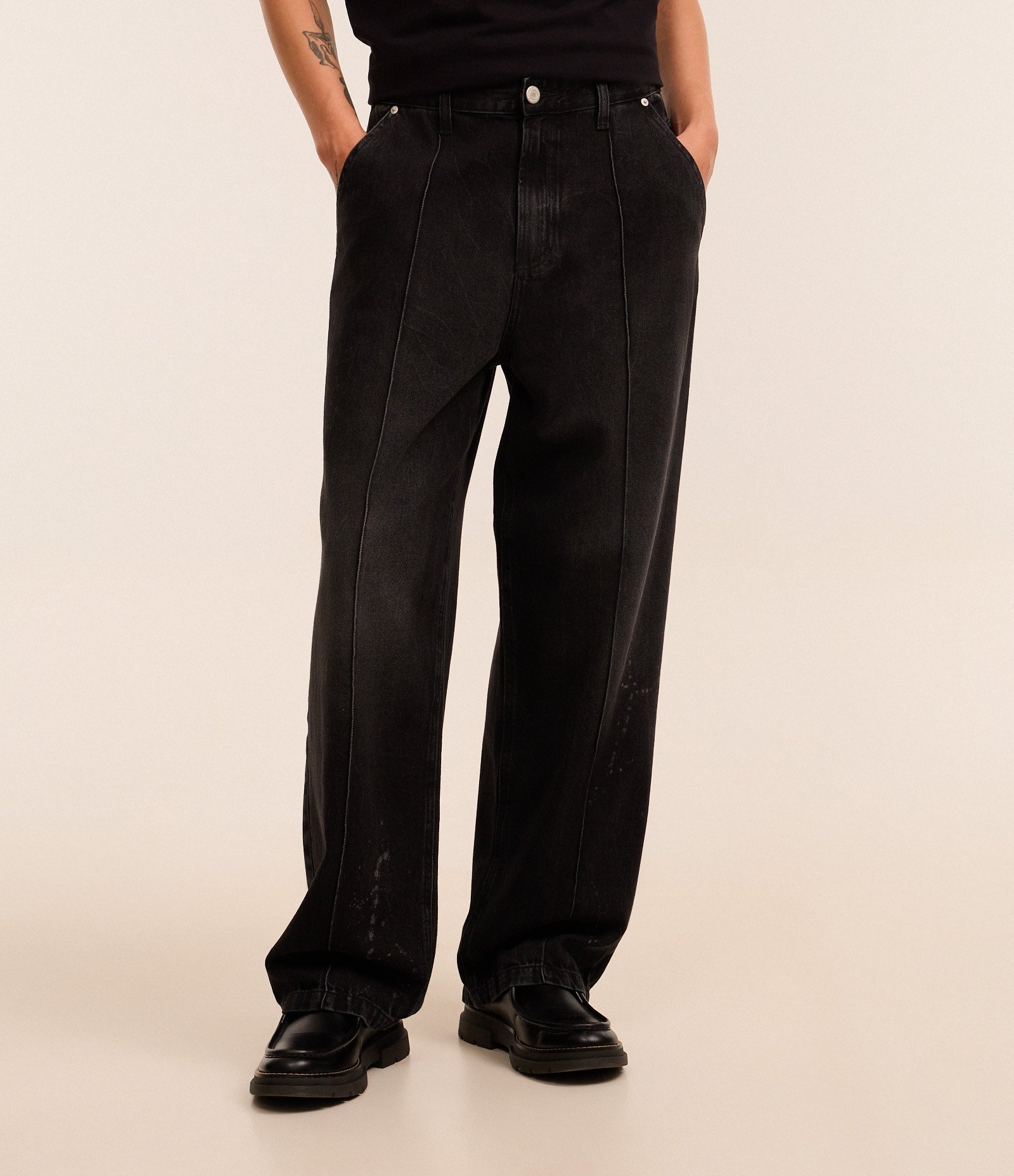 Calça Super Baggy em Jeans com Frisos e Efeito de Respingos Preto 2