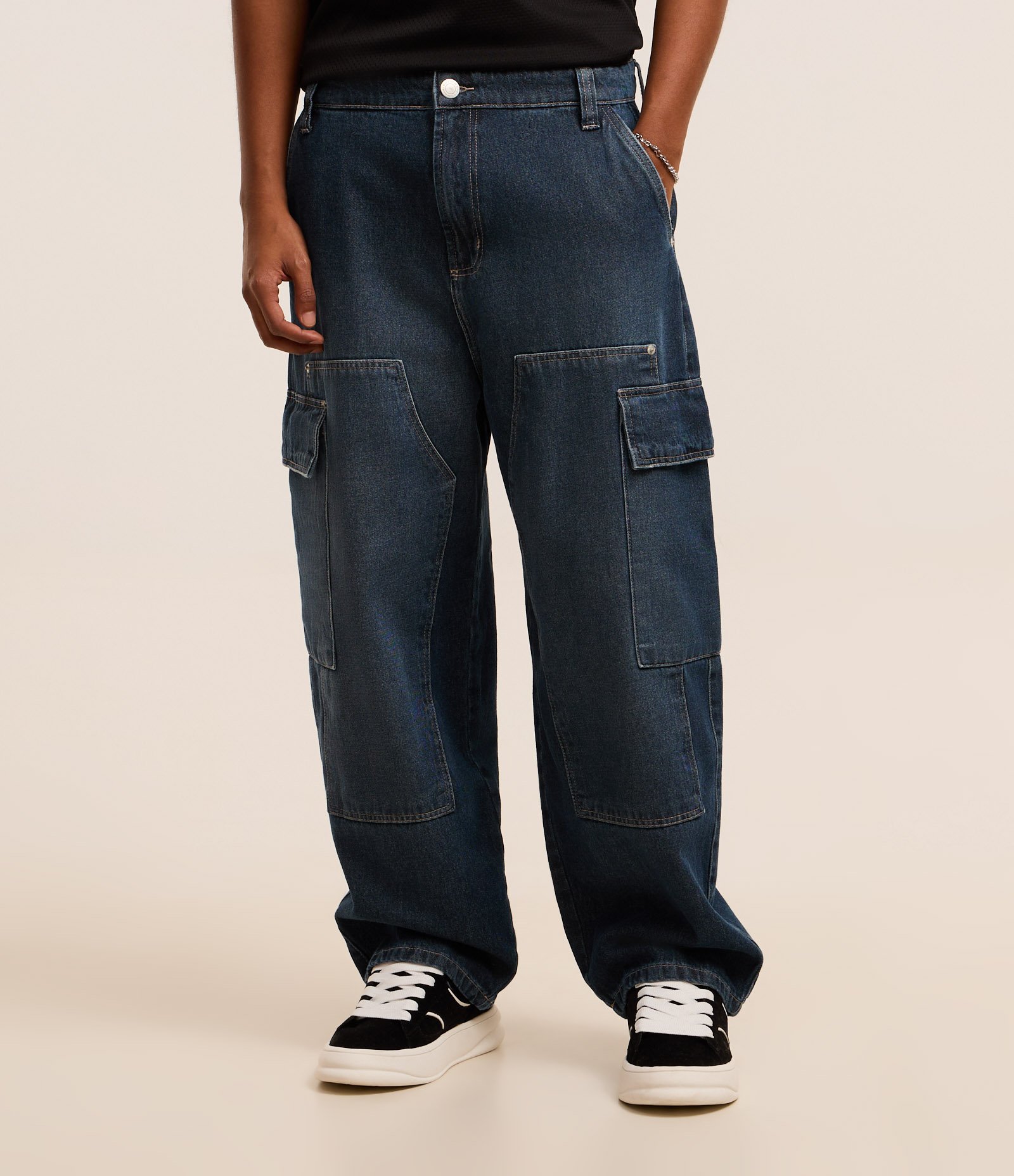 Calça Skater em Jeans com Bolso Cargo e Recortes Azul 2