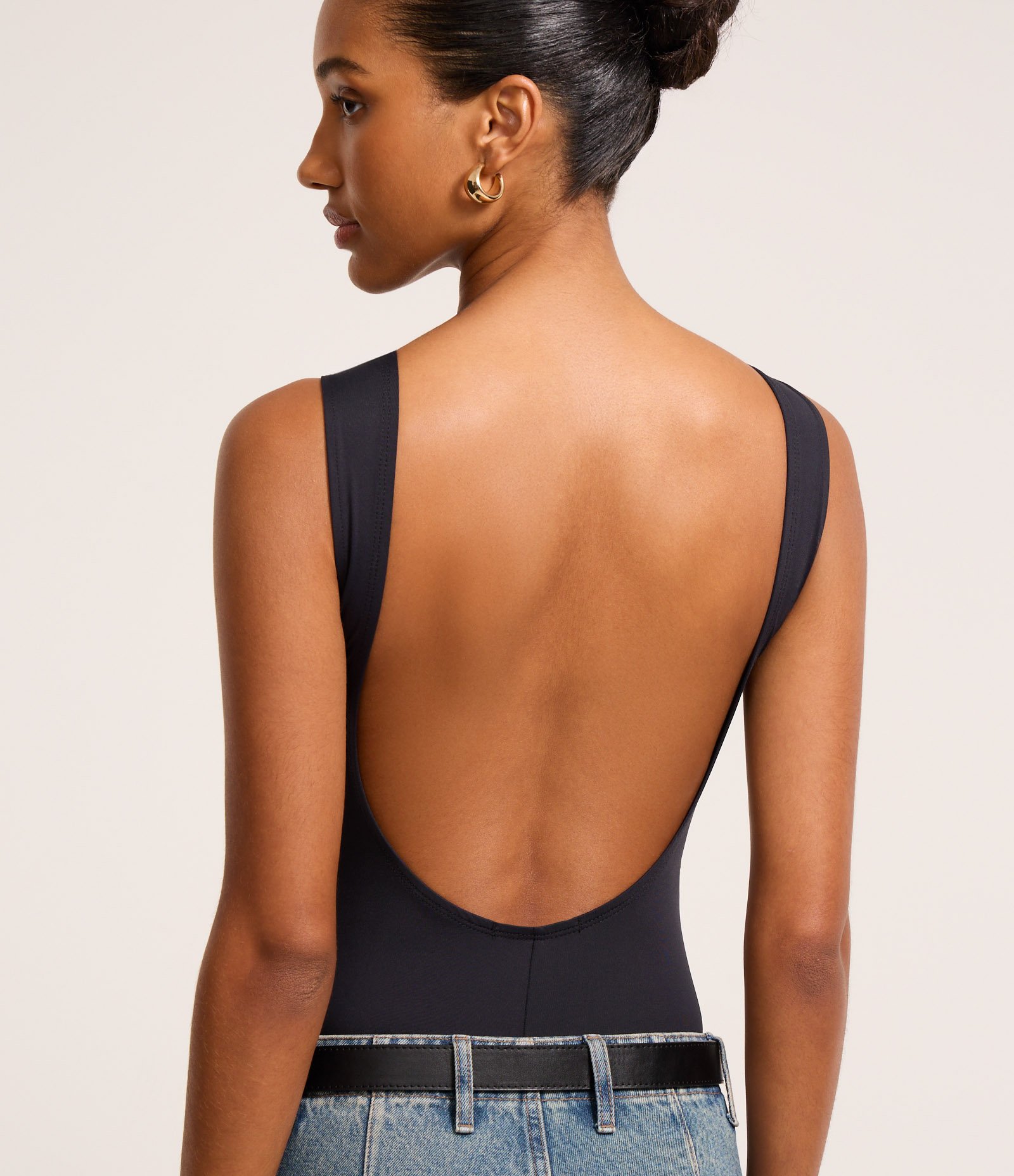 Body em Helanca Hot Pants com Decote nas Costas Preto 5