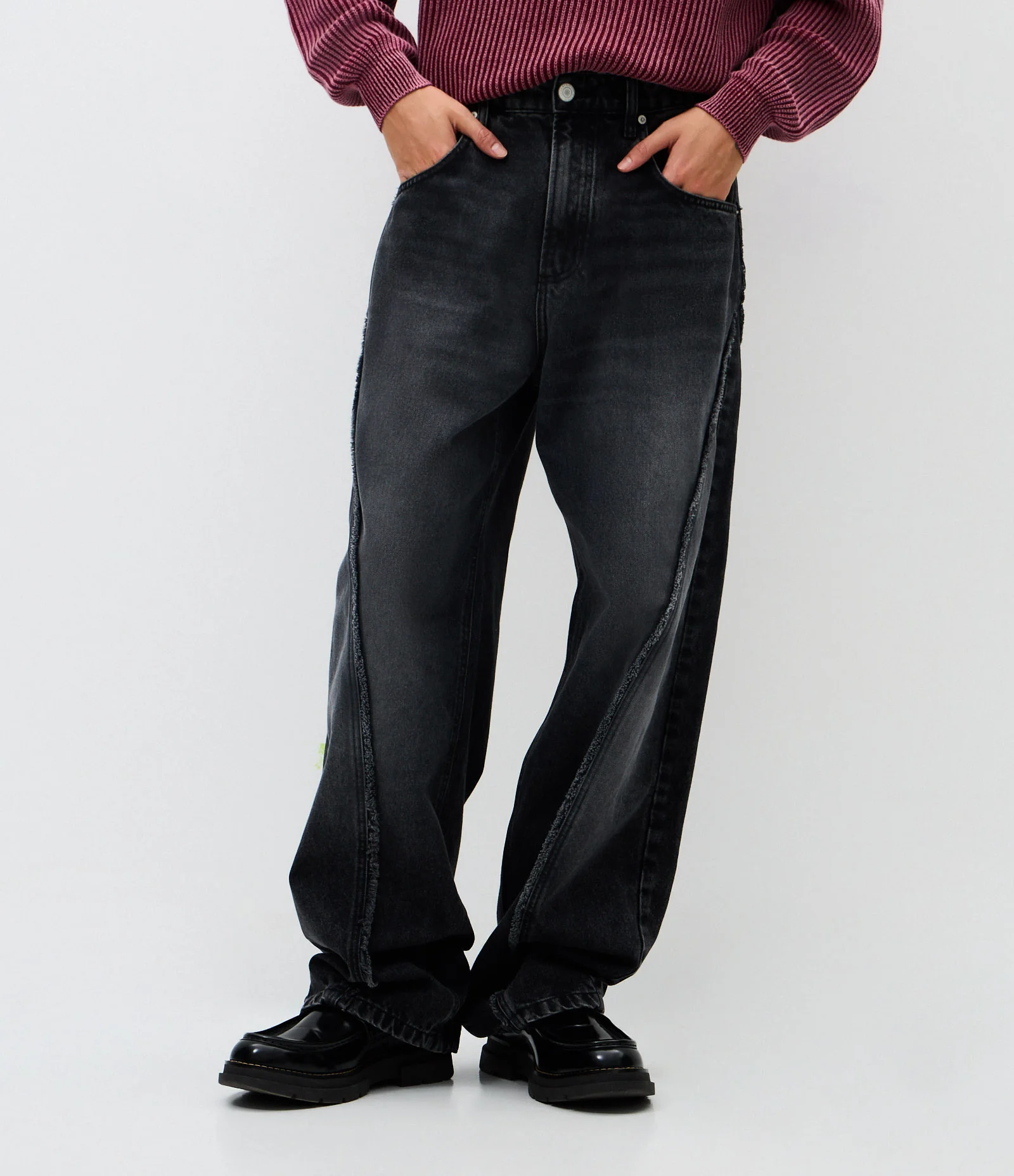 Calça Super Baggy em Jeans com Detalhes Desfiados Preto 2