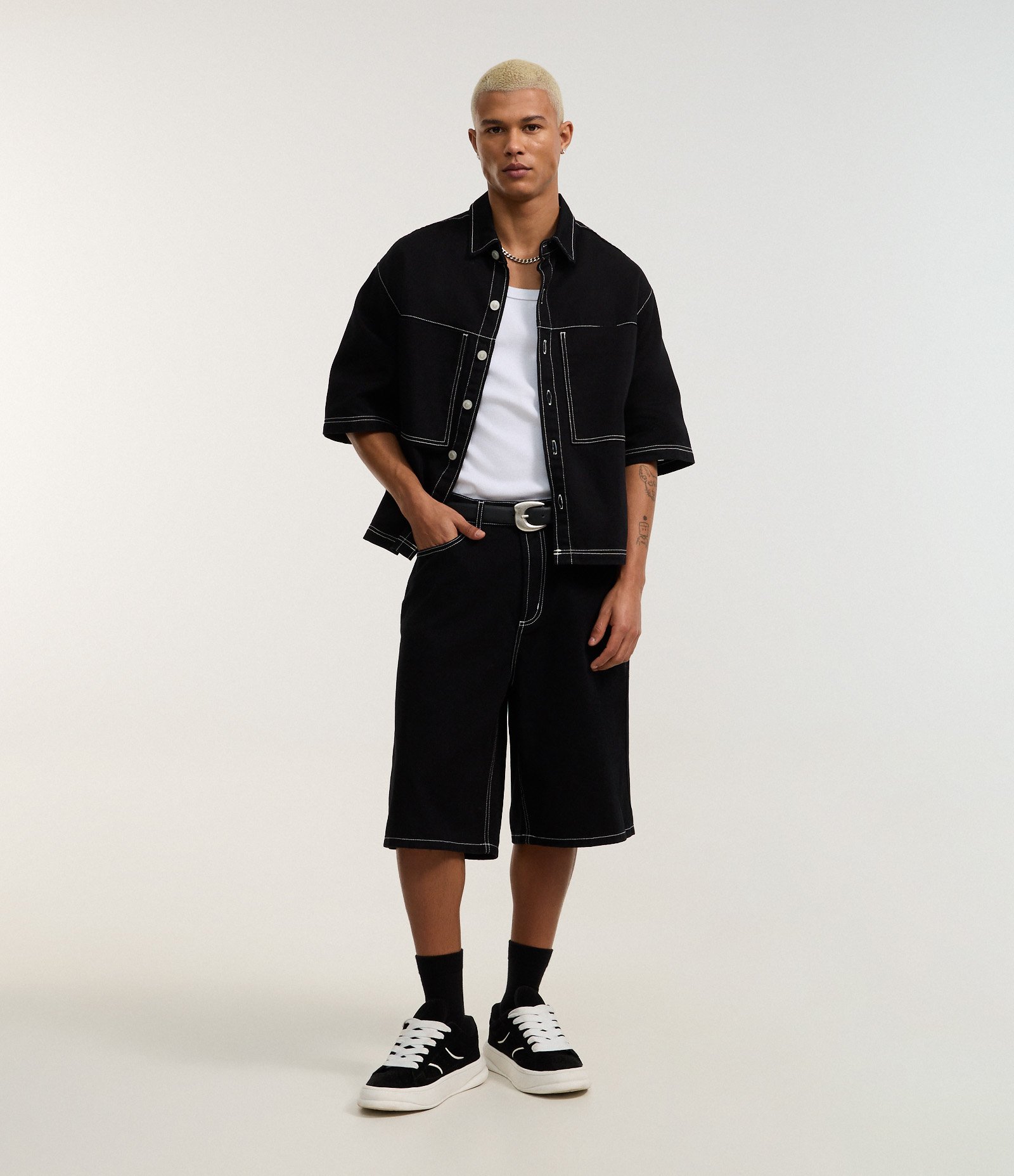 Bermuda Baggy Relaxed em Sarja com Pespontos Contrastantes Preto 1