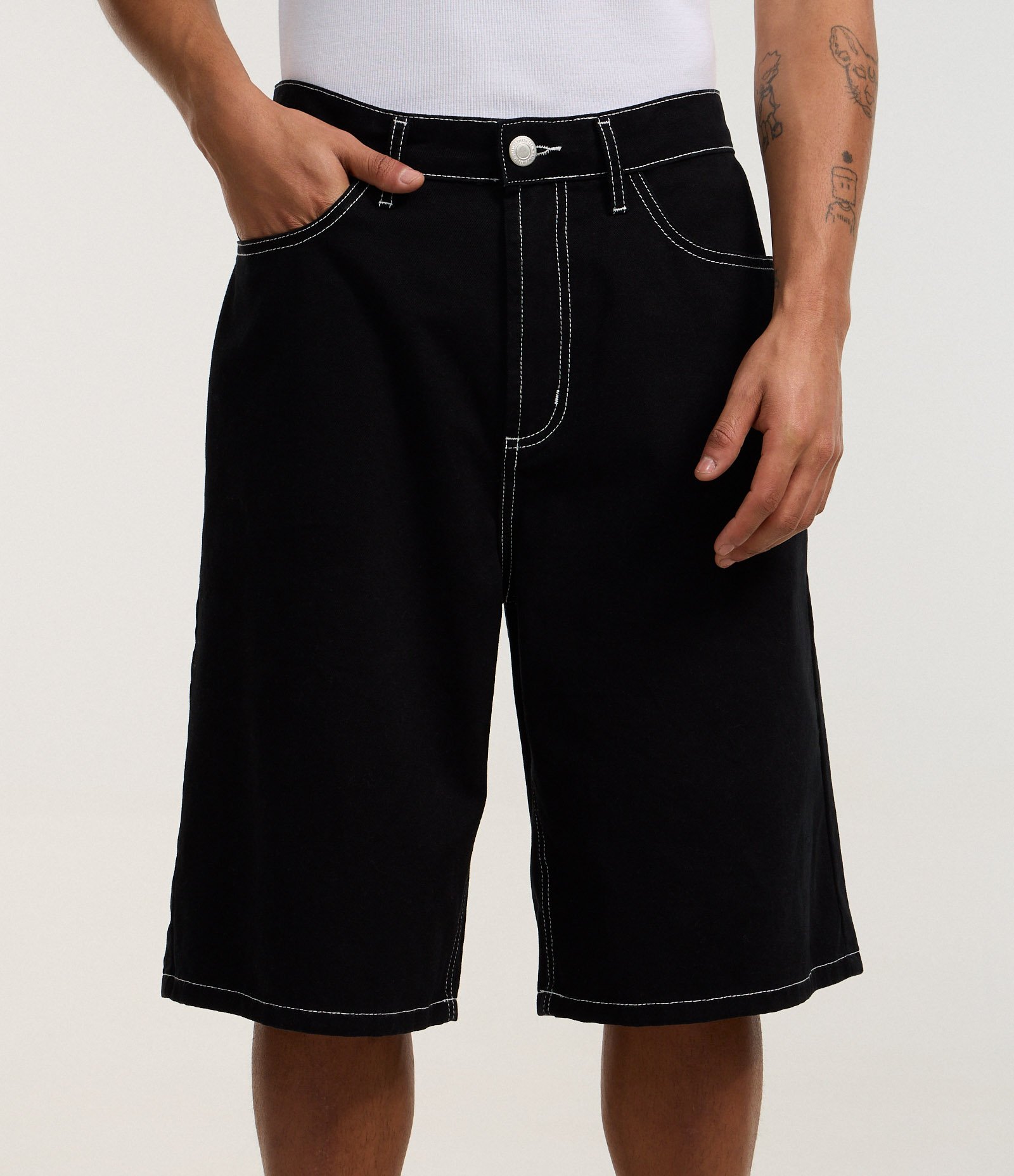 Bermuda Baggy Relaxed em Sarja com Pespontos Contrastantes Preto 2