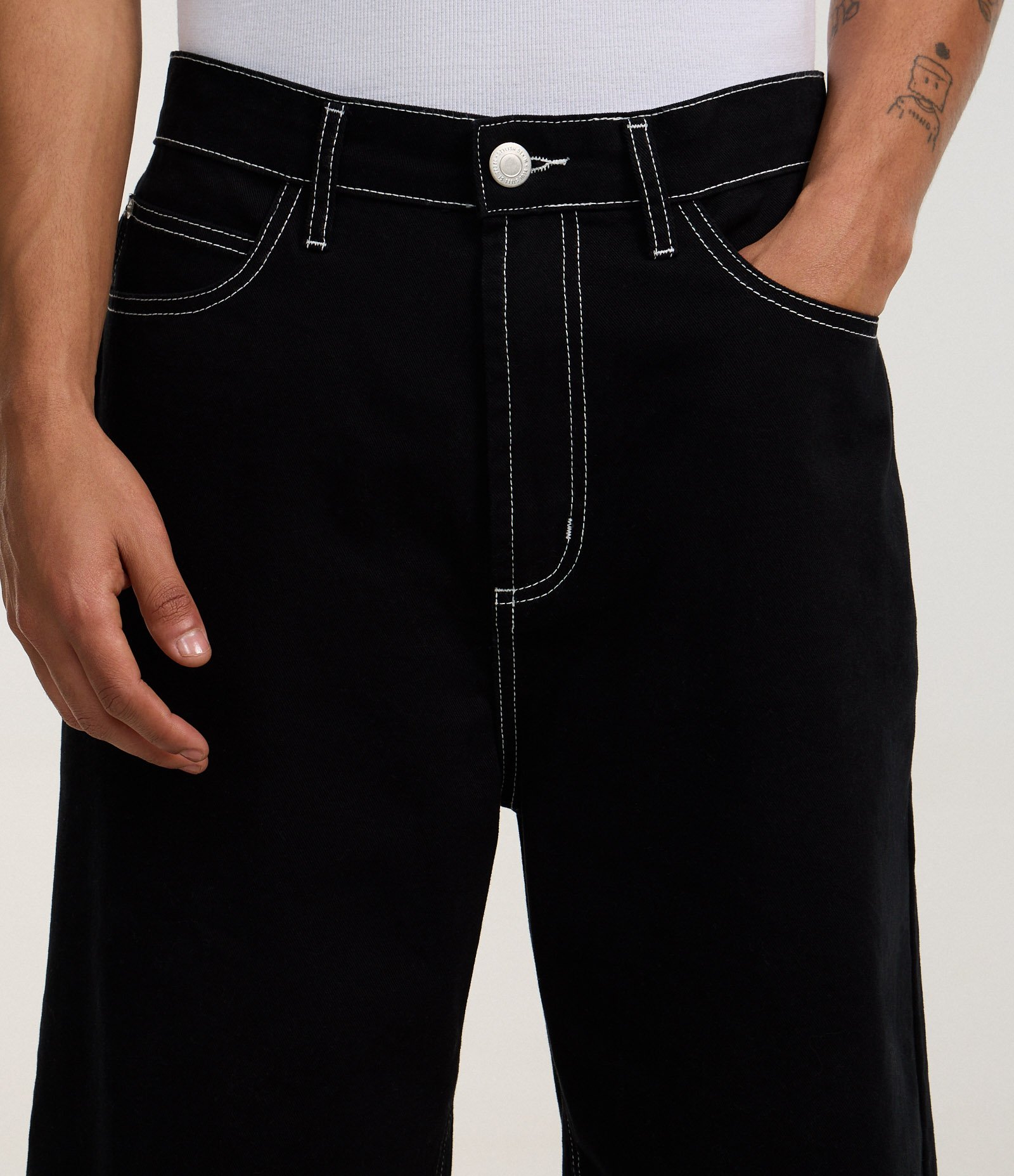 Bermuda Baggy Relaxed em Sarja com Pespontos Contrastantes Preto 3