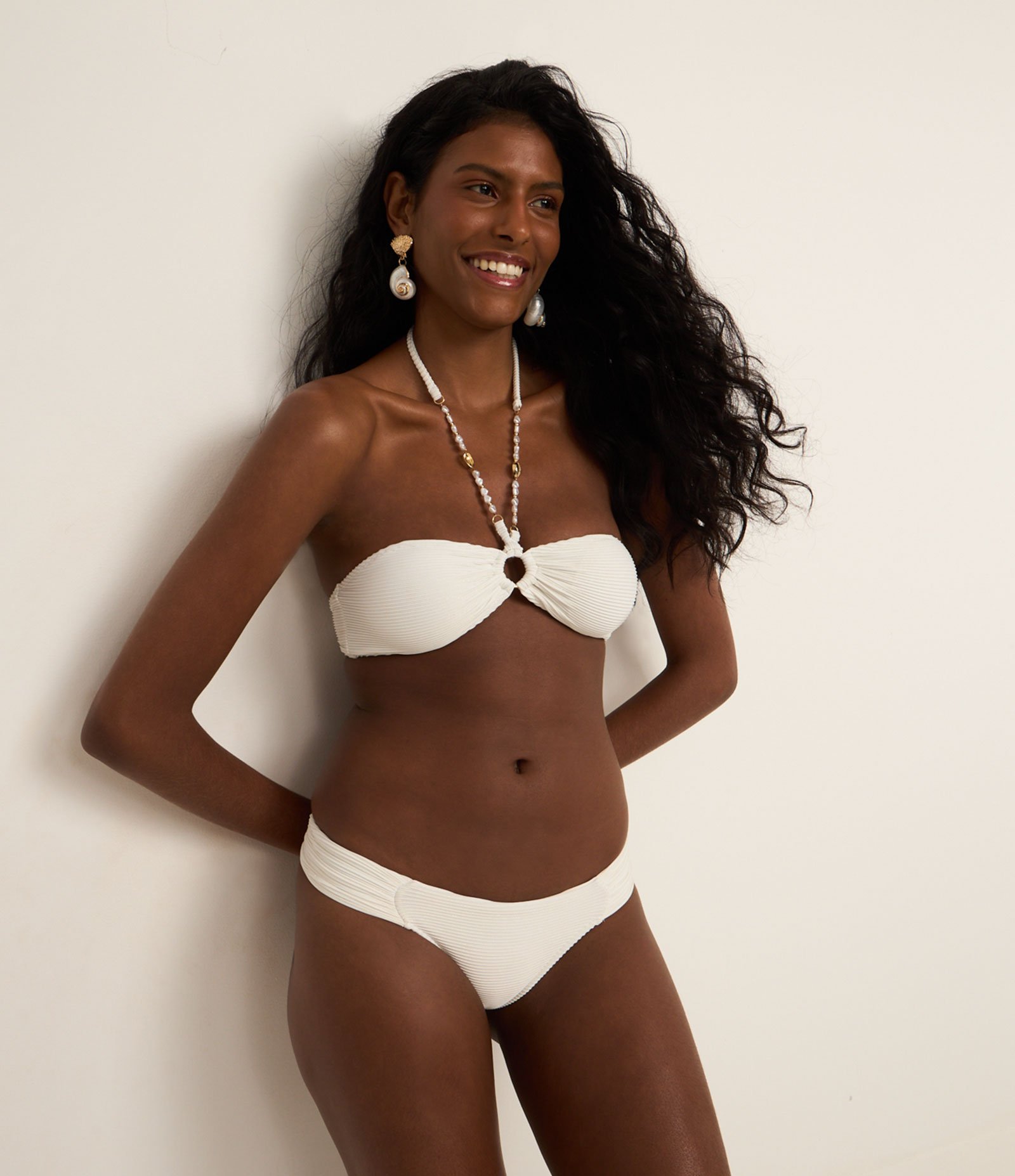 Biquíni Top Bandeau em Microfibra Canelada com Fio Metalizado e Aviamento de Concha Branco 2