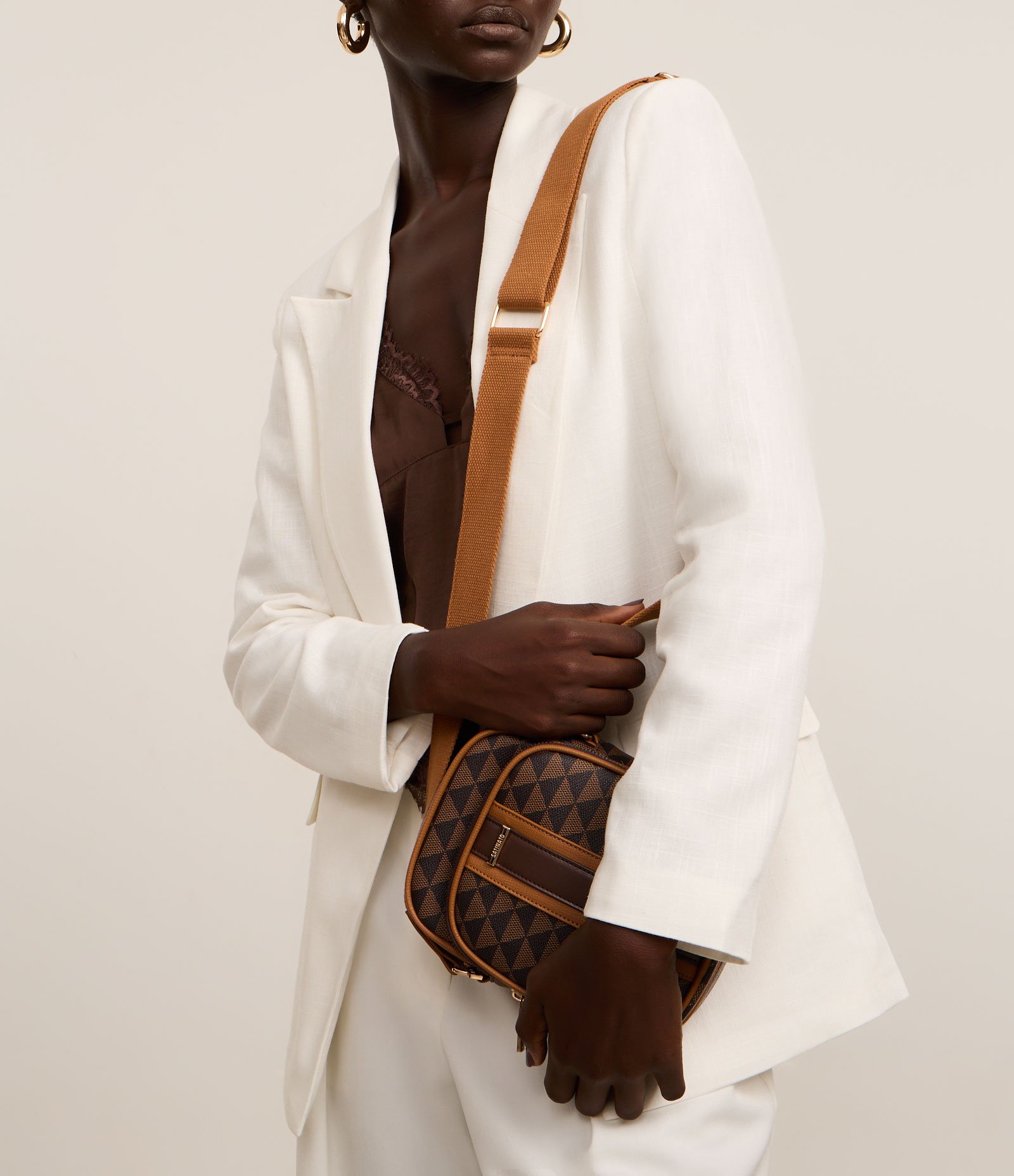 Bolsa Pequena Posta Celular com Alça Larga e Estampa Triângulos Marrom 8