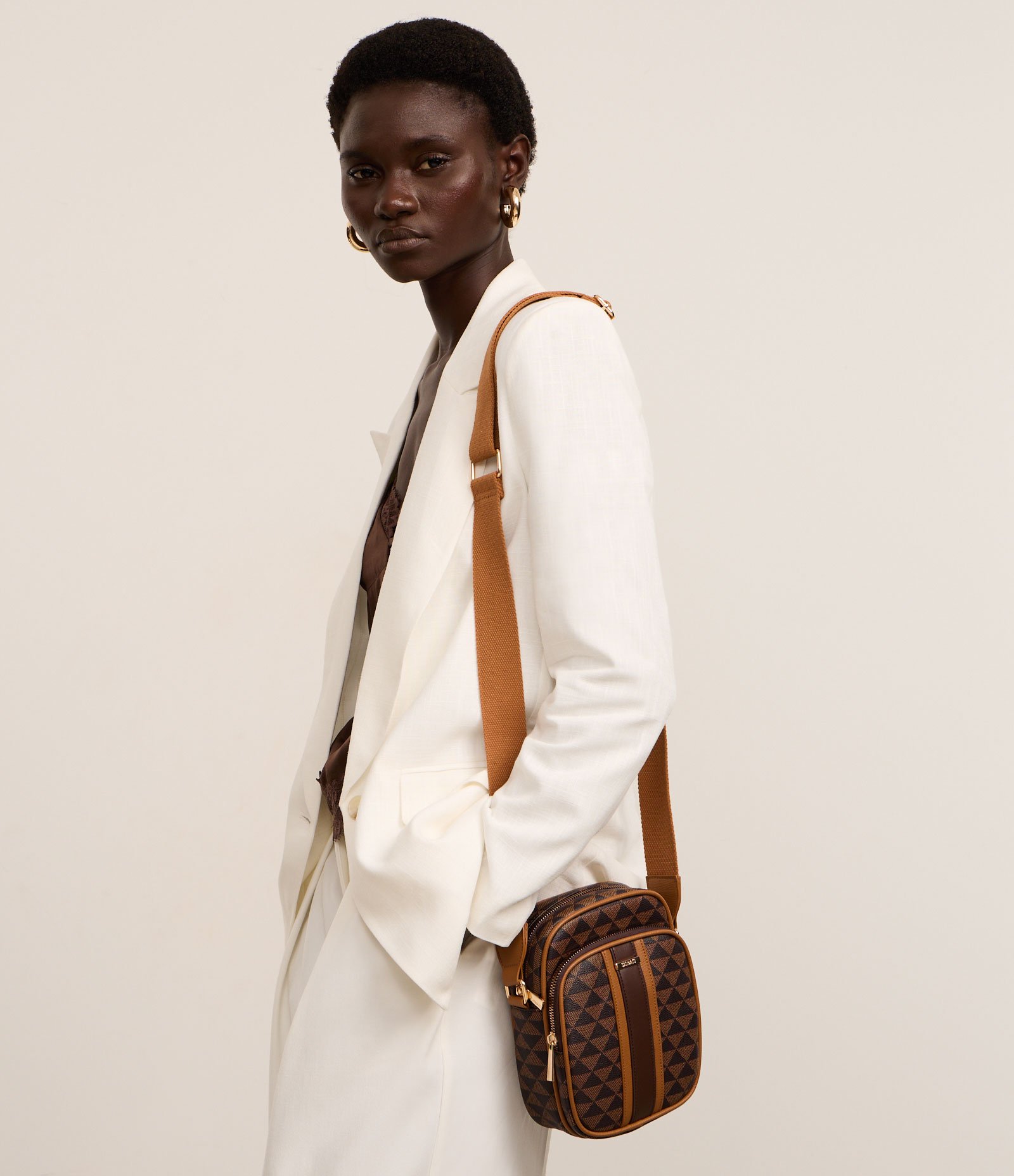 Bolsa Pequena Posta Celular com Alça Larga e Estampa Triângulos Marrom 1