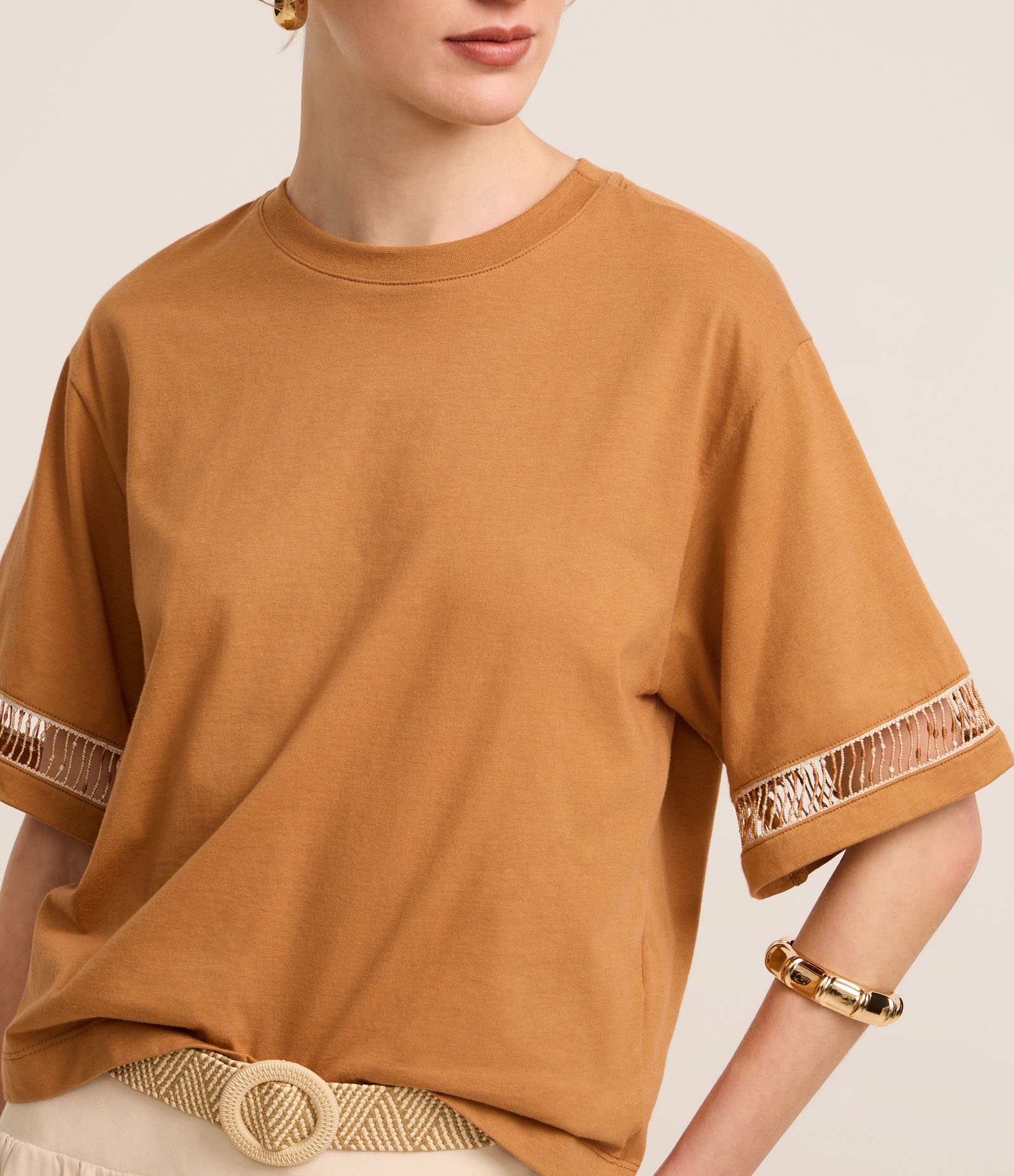 Blusa Boxy em Algodão com Entremeios na Manga Caramelo 4