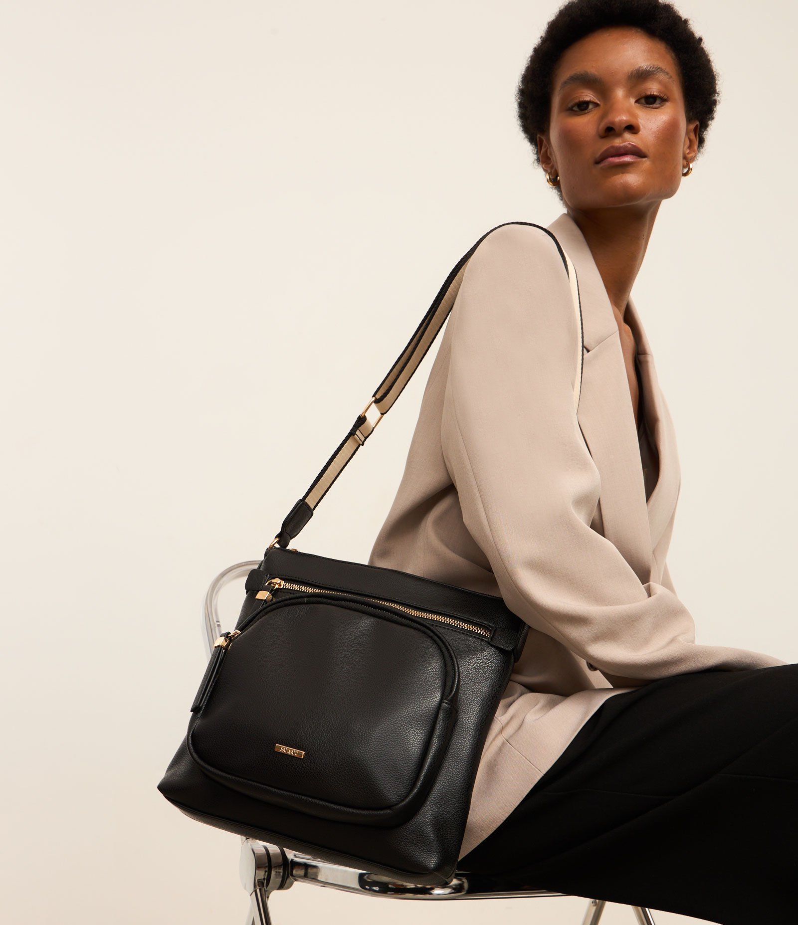 Bolsa Postman Média com Bolso Frontal e Alça em Gorgorão Preto 1