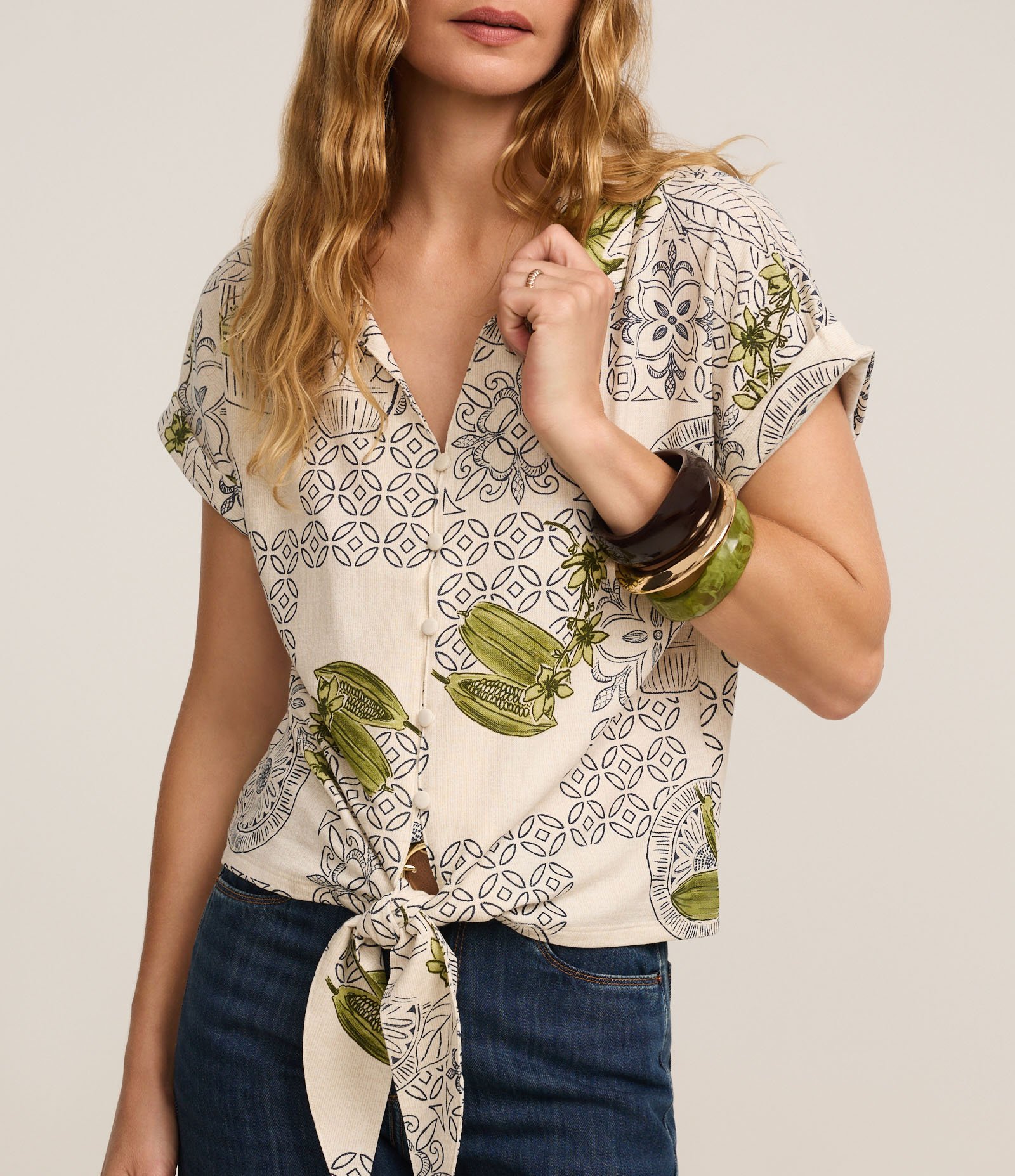 Blusa em Piquet com Amarração e Estampa Folhagem Bege 4