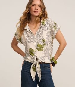 Blusa em Piquet com Amarração e Estampa Folhagem