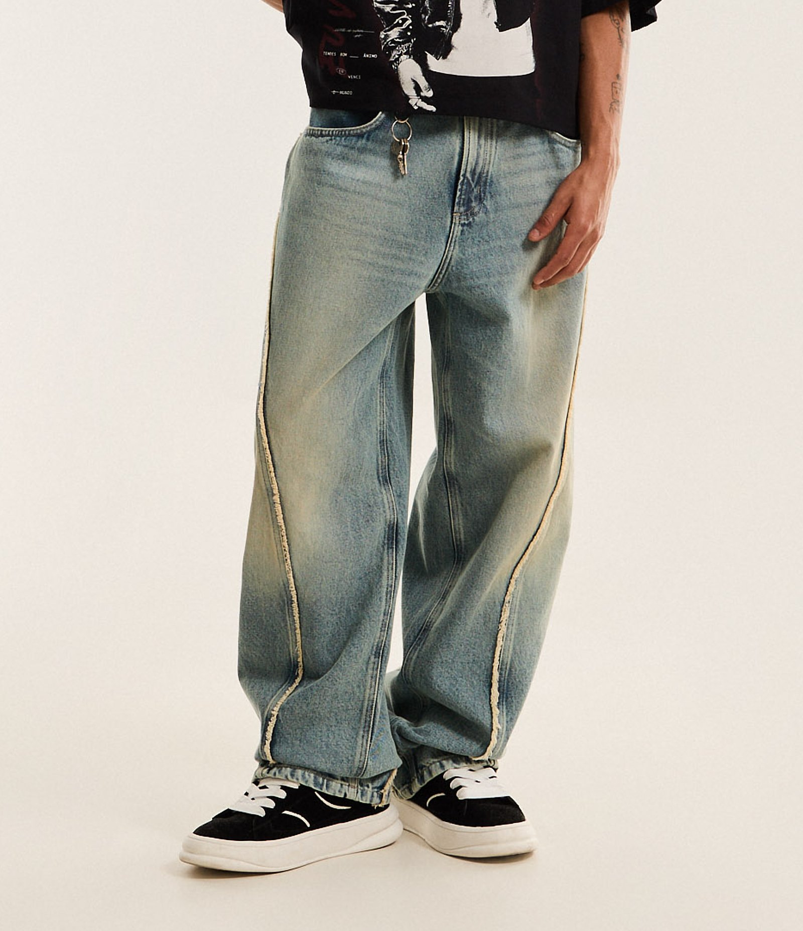 Calça Super Baggy em Jeans com Detalhes Desfiados Azul 2