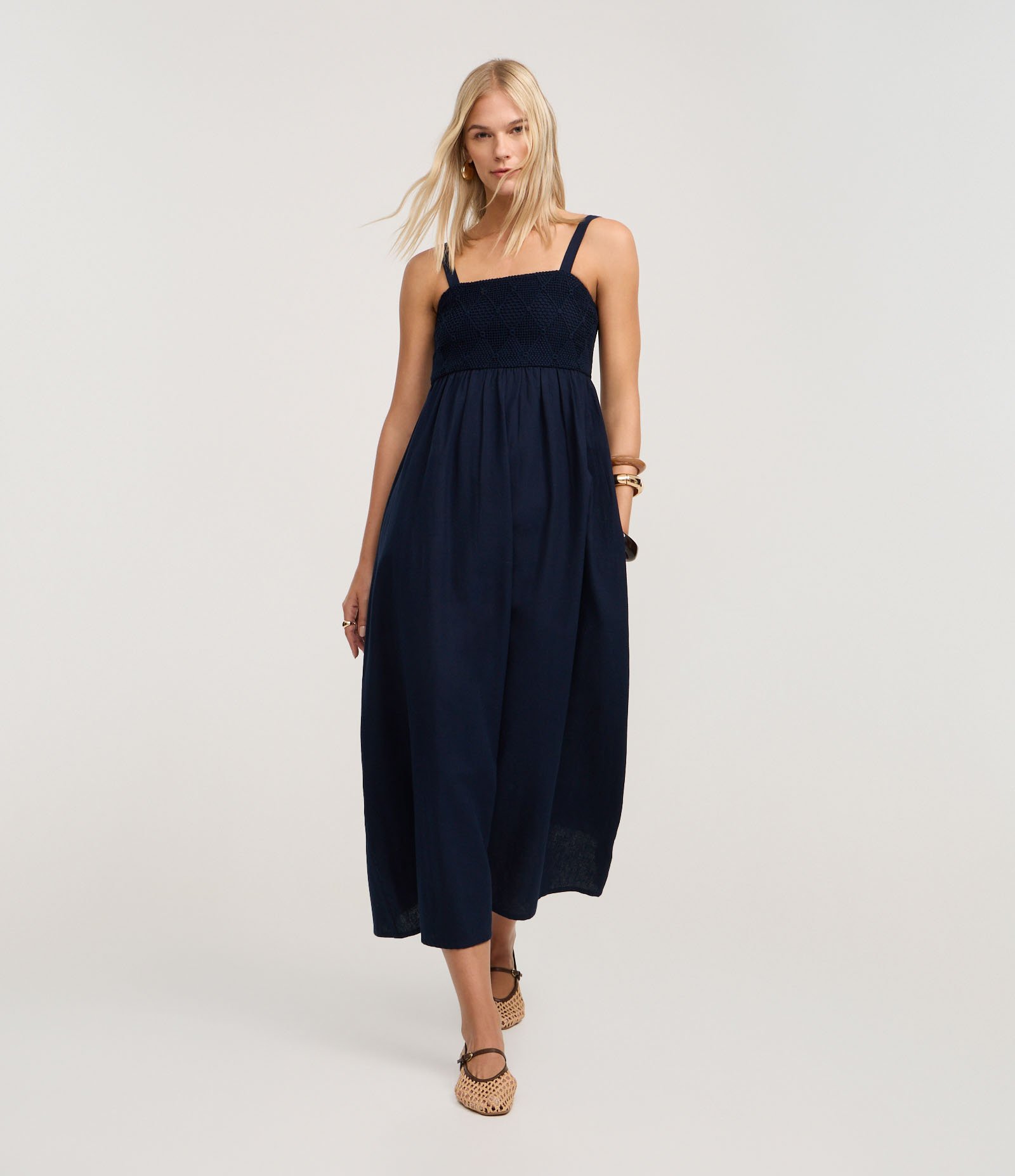 Vestido Evasê Midi em Viscolinho com Busto com Efeito Crochê Azul Marinho 2