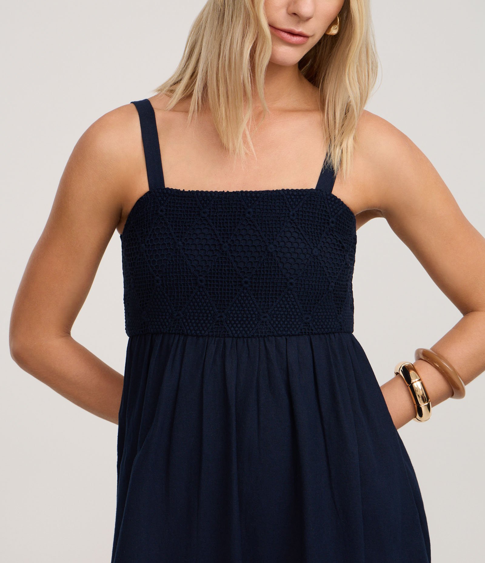 Vestido Evasê Midi em Viscolinho com Busto com Efeito Crochê Azul Marinho 4