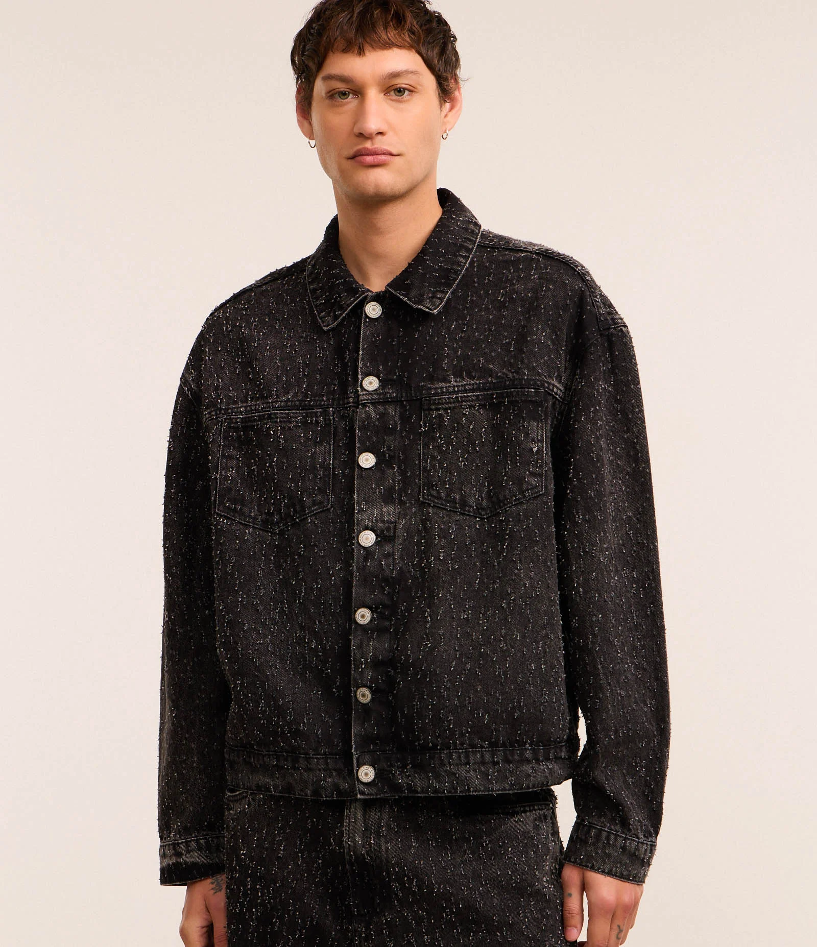 Jaqueta Boxy em Jeans com Bolsos e Puídos Preto 1