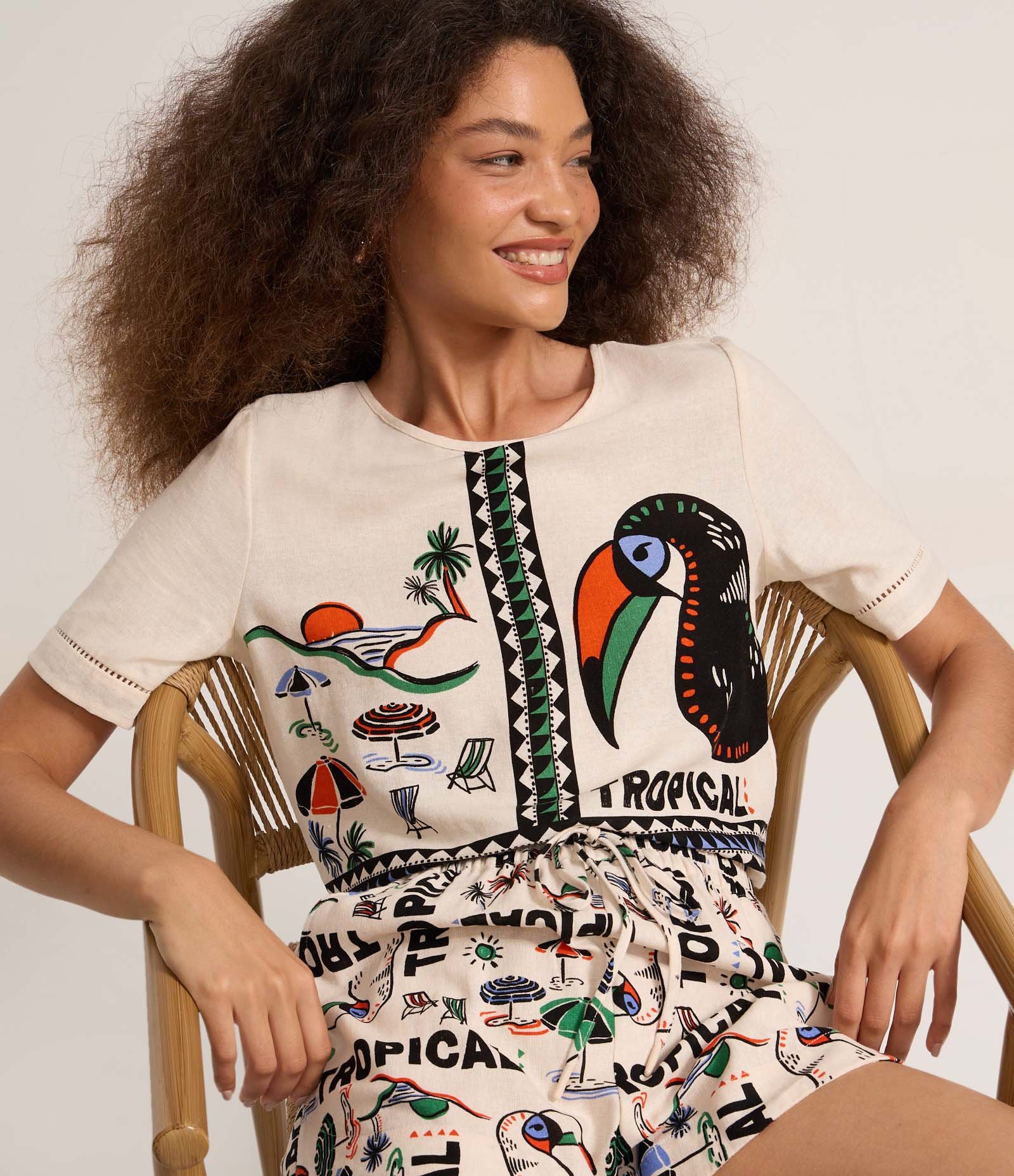 Short Runner Cintura Alta em Viscolinho com Estampa Tropical Bege 1