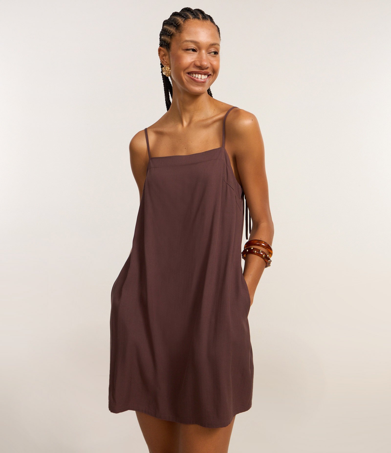 Vestido Curto em Viscose com Amarração nas Alças Marrom 1