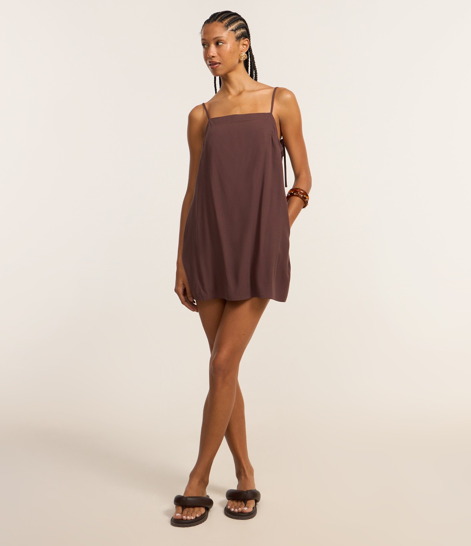 Vestido Curto em Viscose com Amarração nas Alças Marrom 2