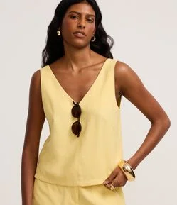 Blusa em Viscose com Decote V e Efeito Sarjado