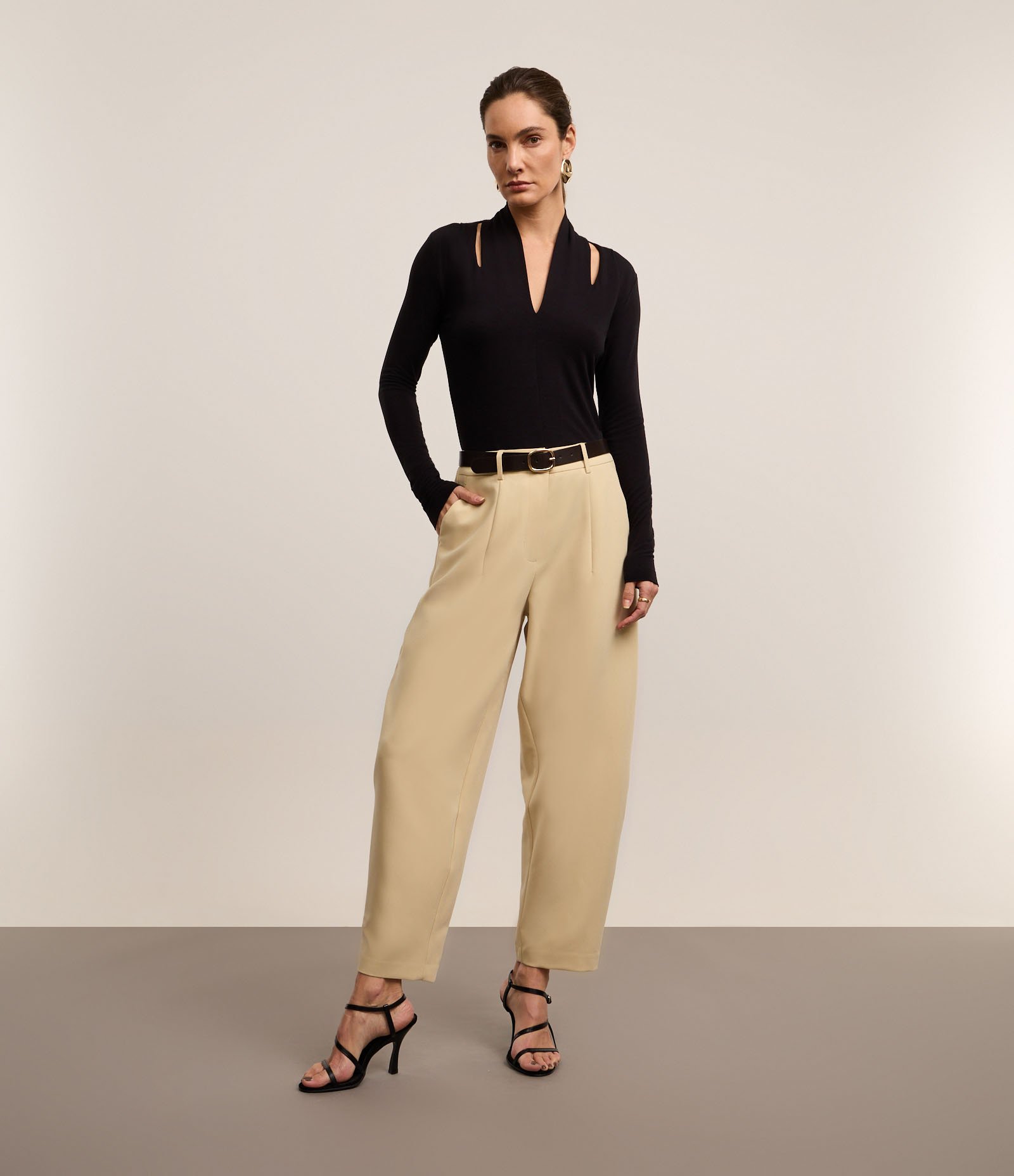 Blusa em Viscose com Decote V e Vazado no Ombro Preto 2