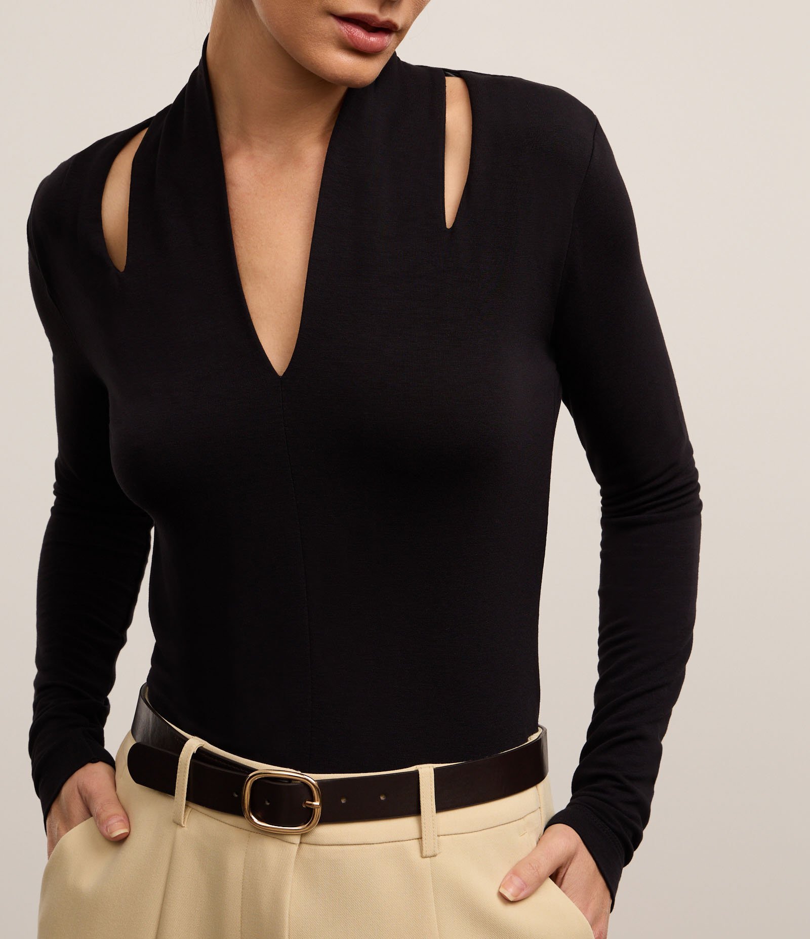 Blusa em Viscose com Decote V e Vazado no Ombro Preto 3