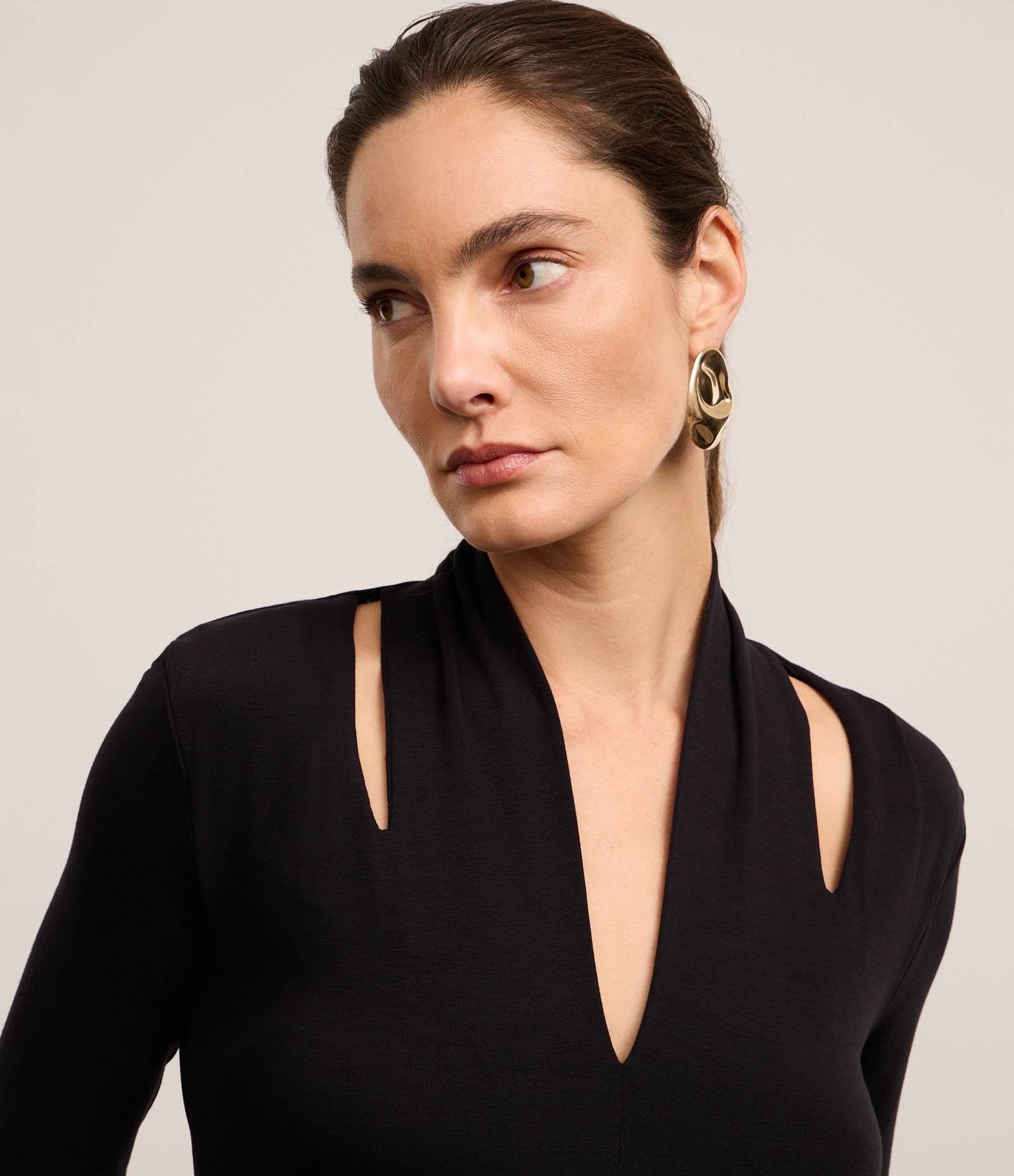 Blusa em Viscose com Decote V e Vazado no Ombro Preto 4