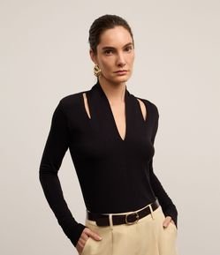 Blusa em Viscose com Decote V e Vazado no Ombro