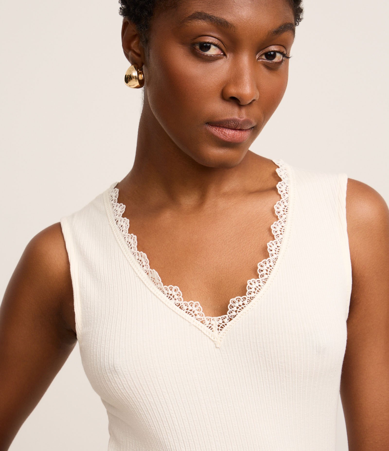 Blusa Canelada em Ribana com Renda no Decote Off White 3