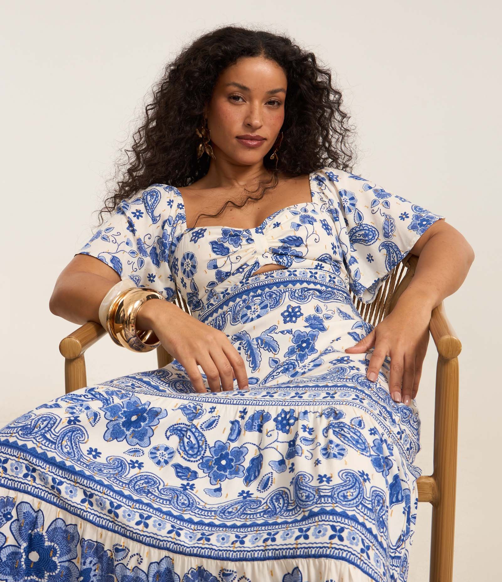 Vestido New Midi em Viscose com Estampa Azulejo e Babados Off White/Azul 1