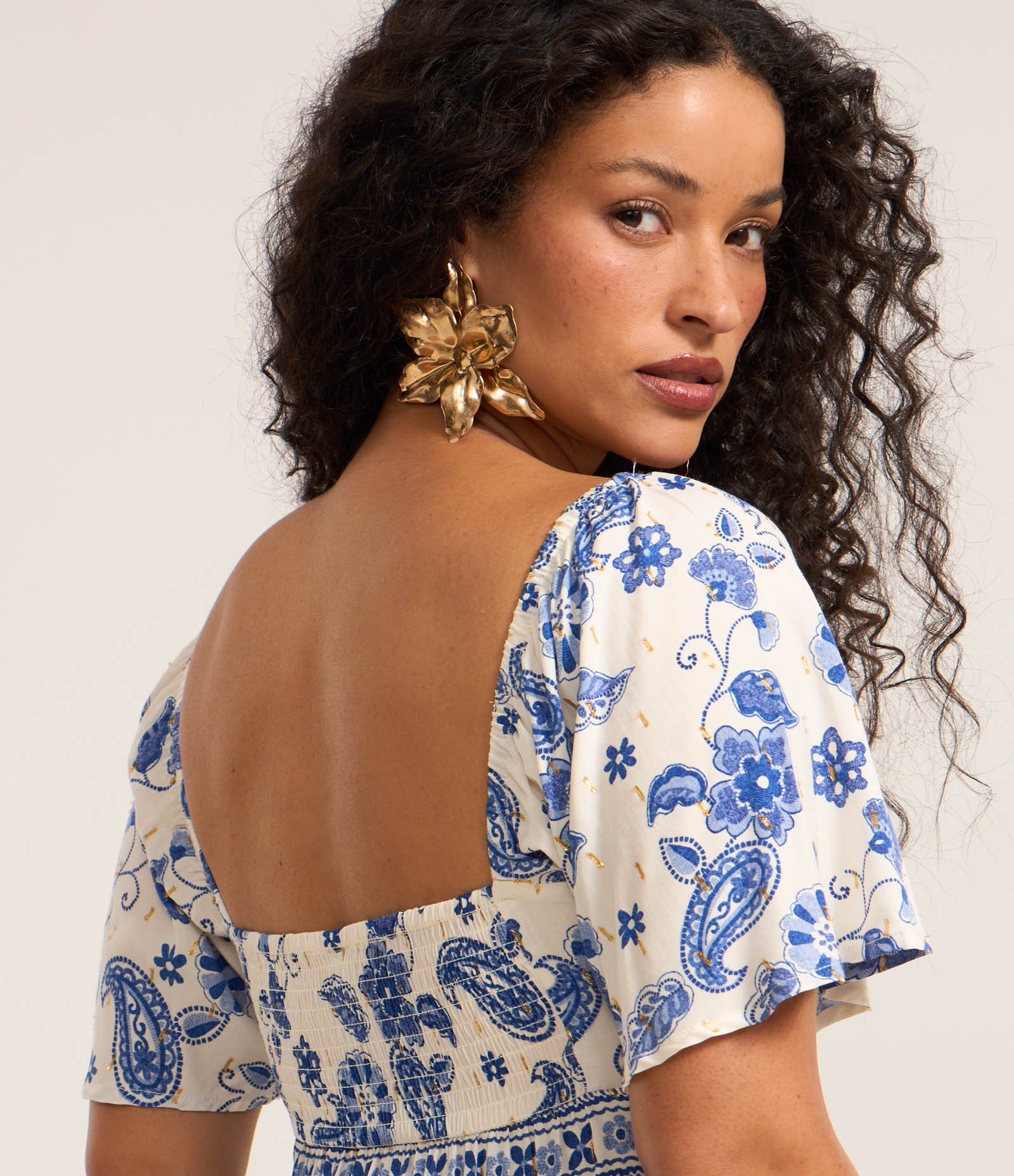 Vestido New Midi em Viscose com Estampa Azulejo e Babados Off White/Azul 5