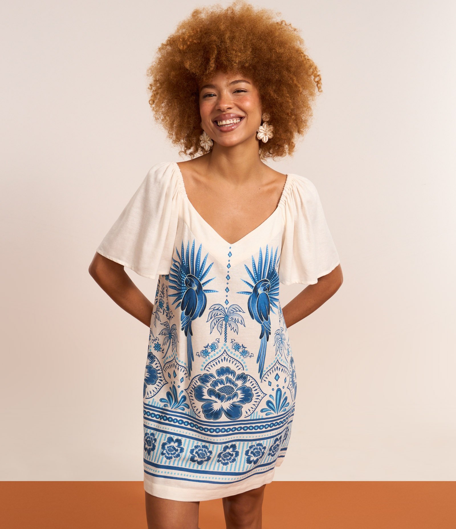 Vestido Evasê Curto em Viscolinho com Estampa de  Araras e Floral Bege/Azul 4