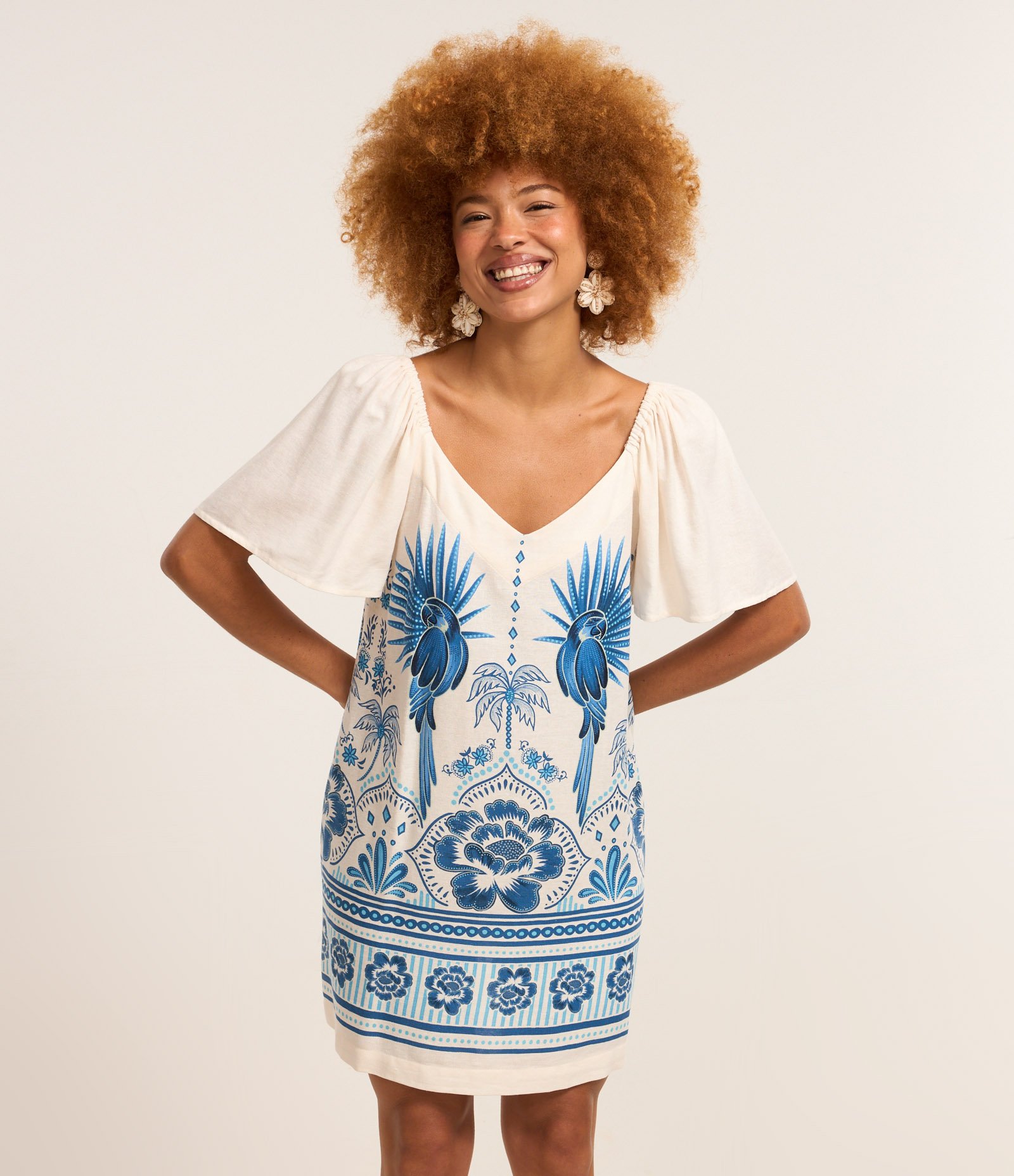 Vestido Evasê Curto em Viscolinho com Estampa de  Araras e Floral Bege/Azul 1