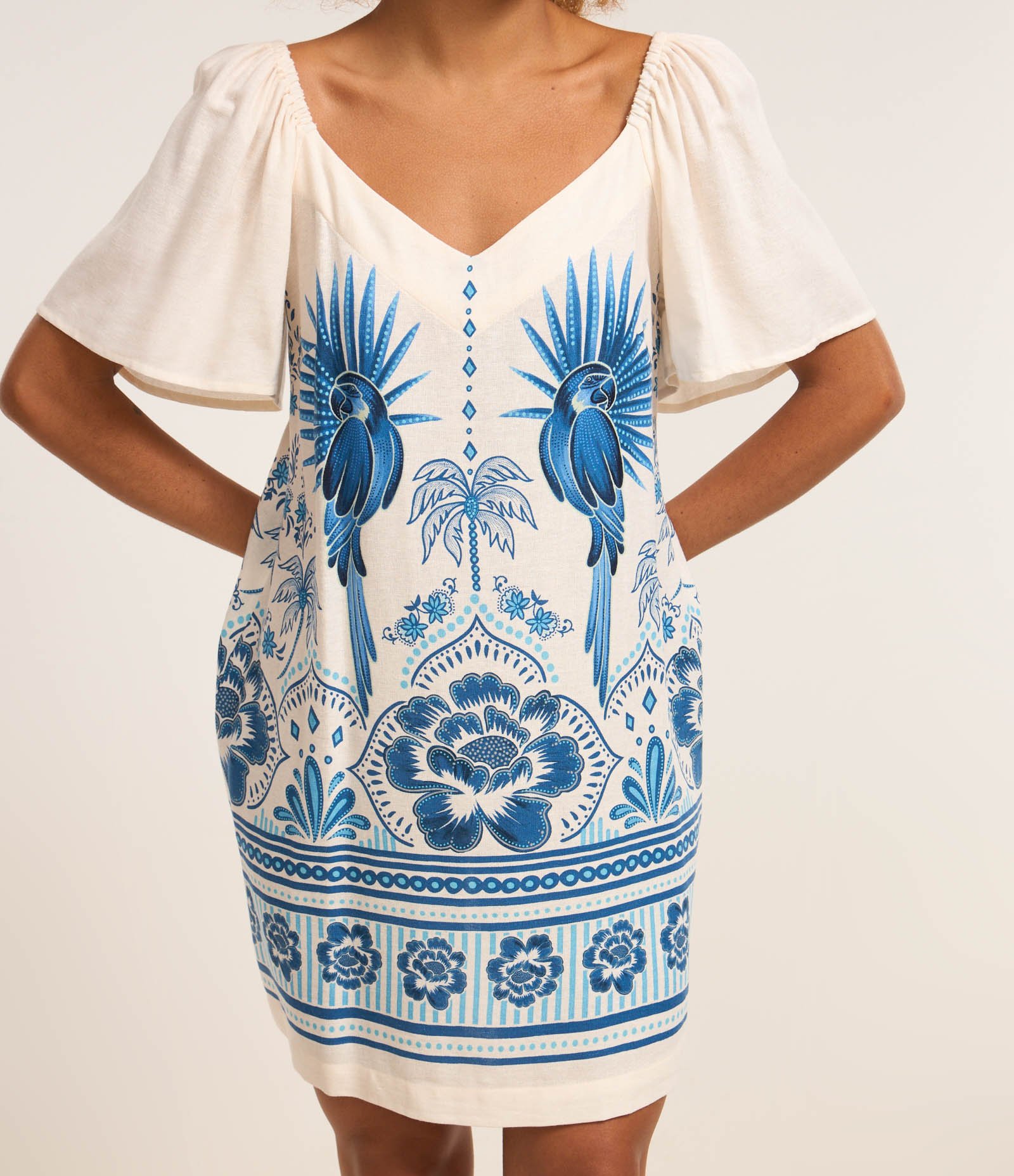 Vestido Evasê Curto em Viscolinho com Estampa de  Araras e Floral Bege/Azul 3