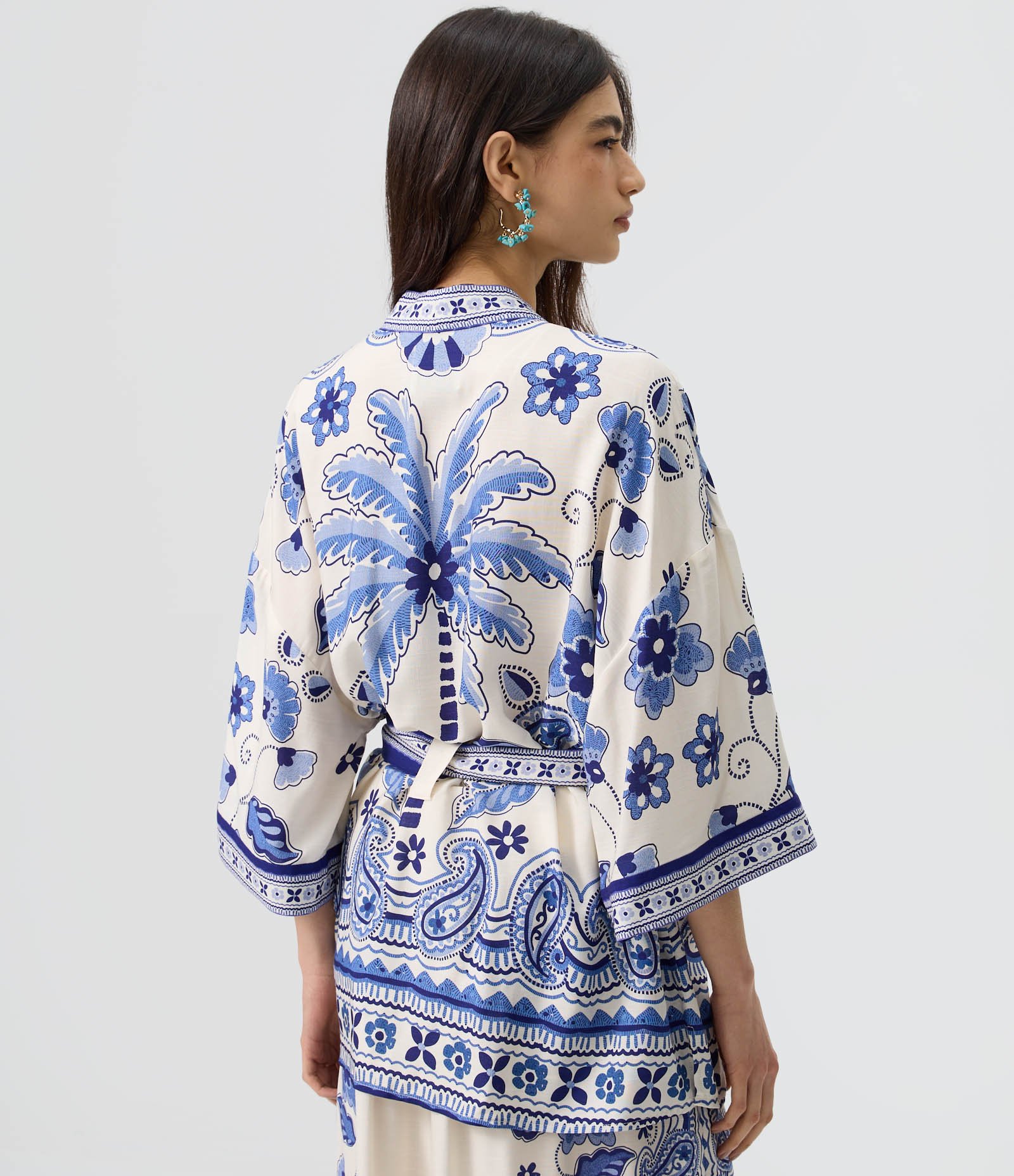 Kimono Alongado em Viscose com Estampa de Azulejos Azul 4