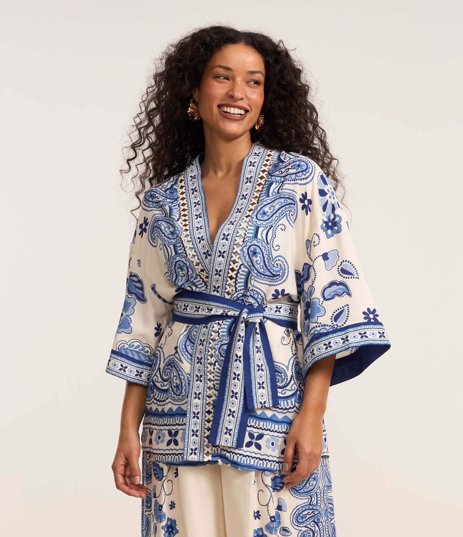 Kimono Alongado em Viscose com Estampa de Azulejos Azul