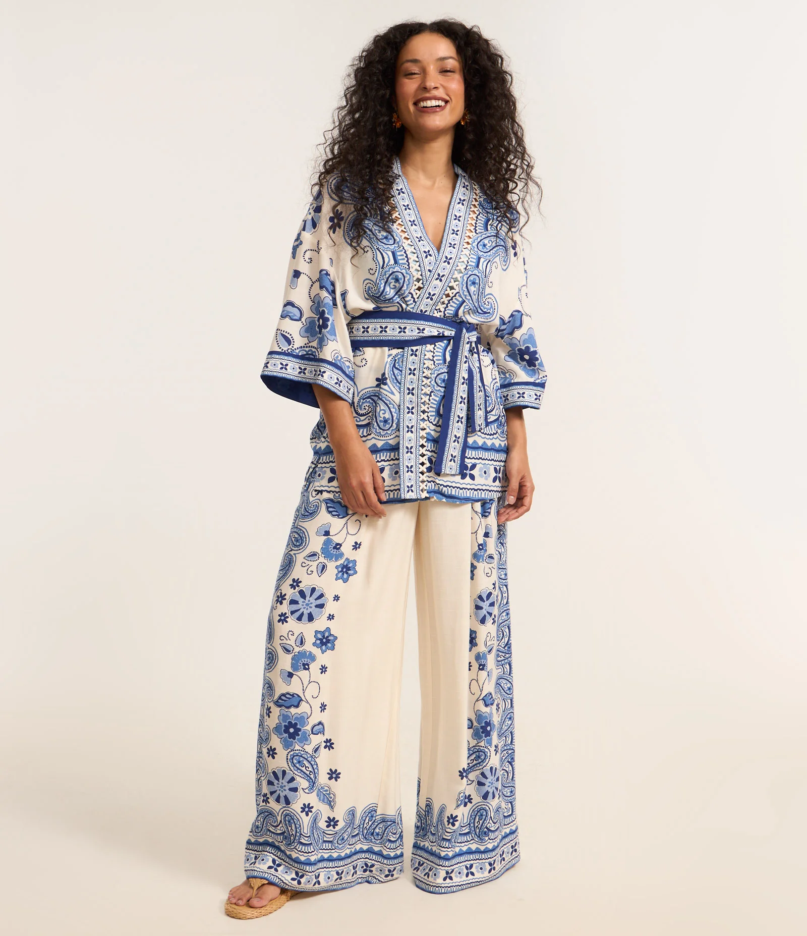 Kimono Alongado em Viscose com Estampa de Azulejos Azul 2