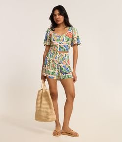 Short Curto em Viscose com Estampa de Folhagem e Barra Dobrada