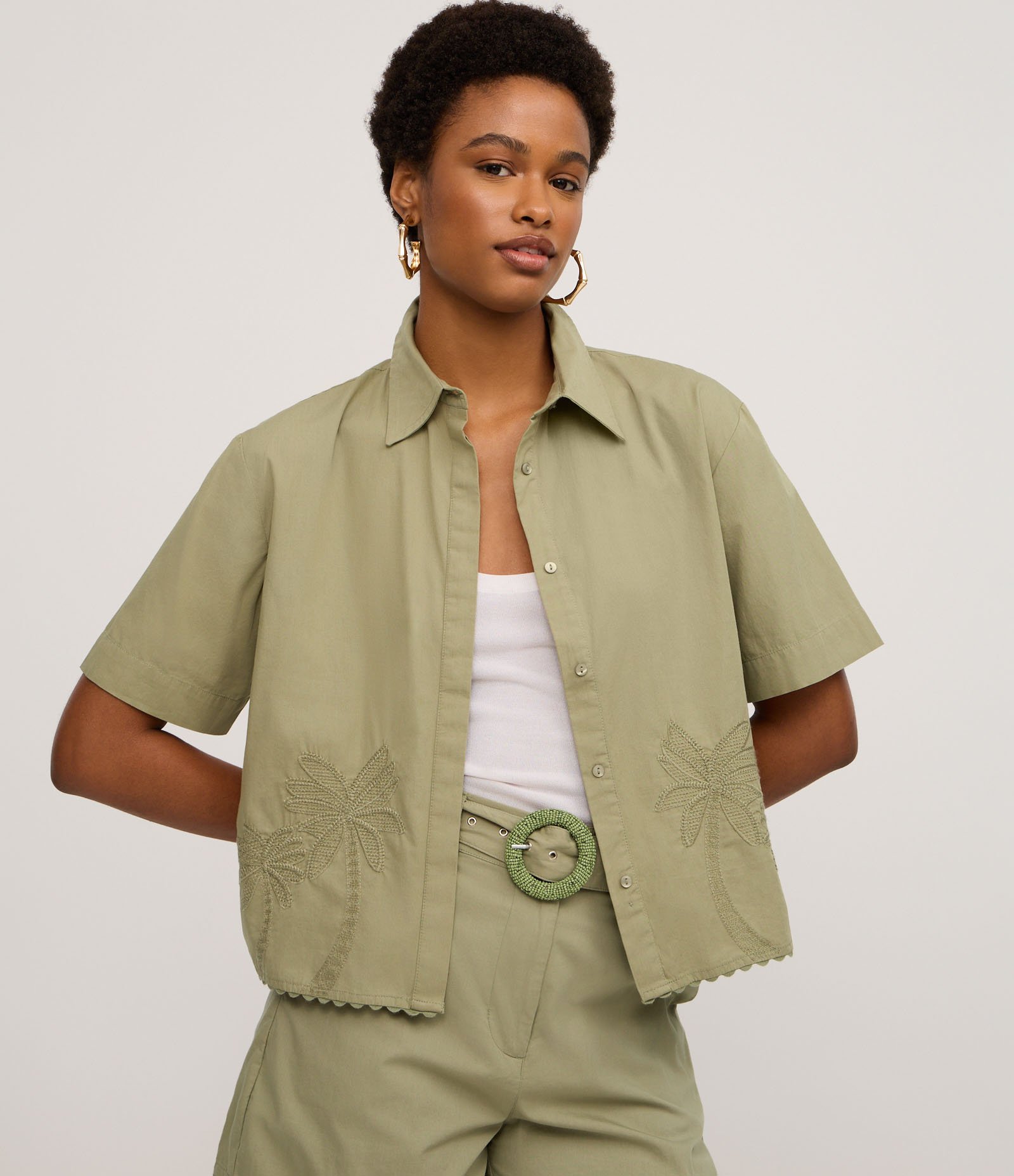 Camisa em Tricoline com Bordado de Coqueiro e Barra Nuvem Verde 1