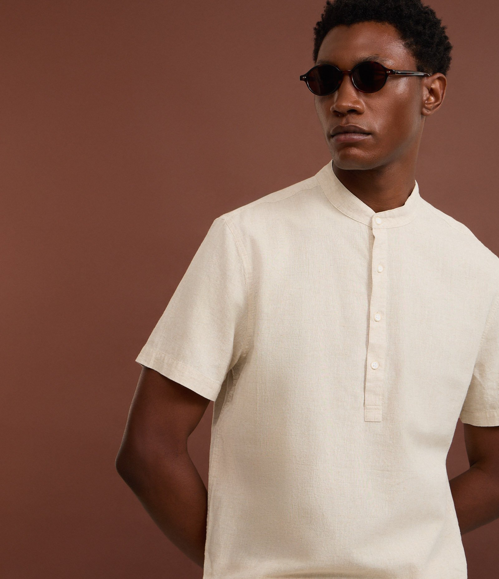 Camisa Bata em Linho com Botões Bege 3