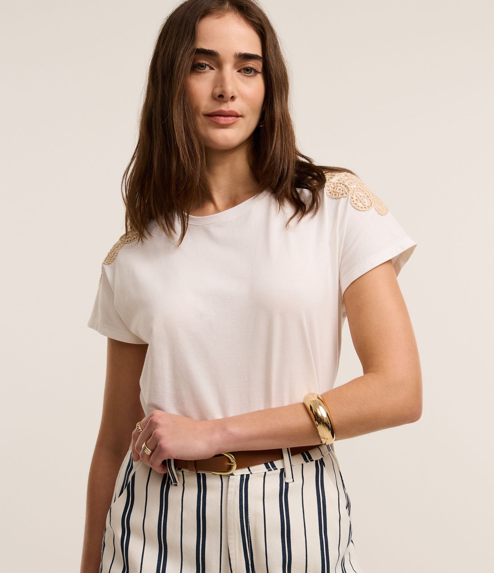 Blusa em Algodão com Bordado Efeito Crochê no Ombro Branco 1
