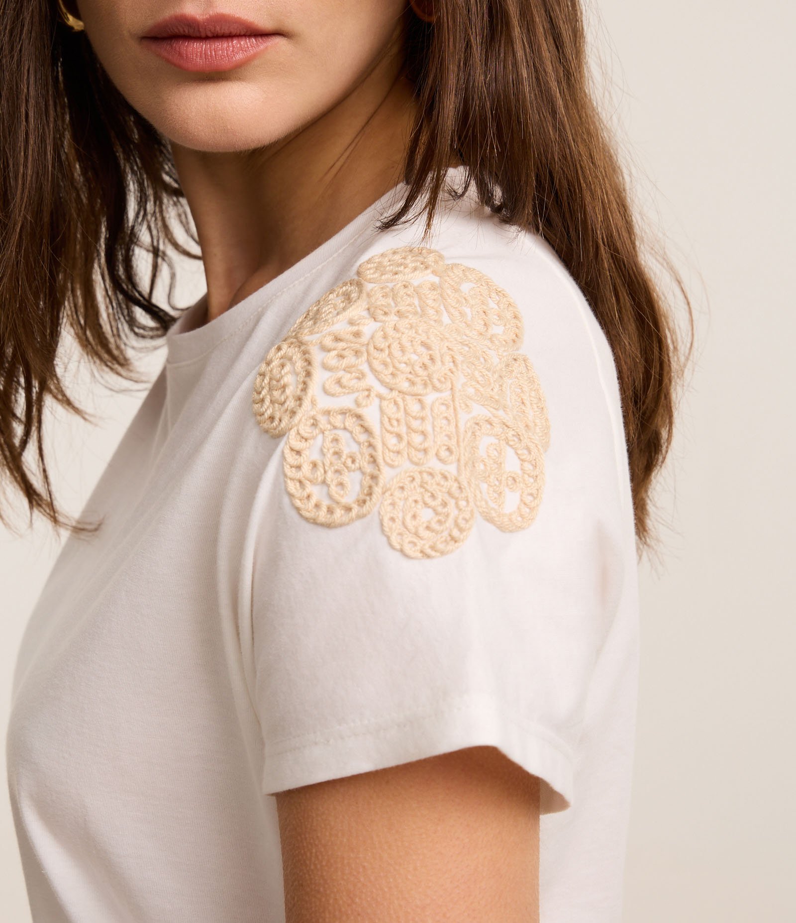 Blusa em Algodão com Bordado Efeito Crochê no Ombro Branco 3