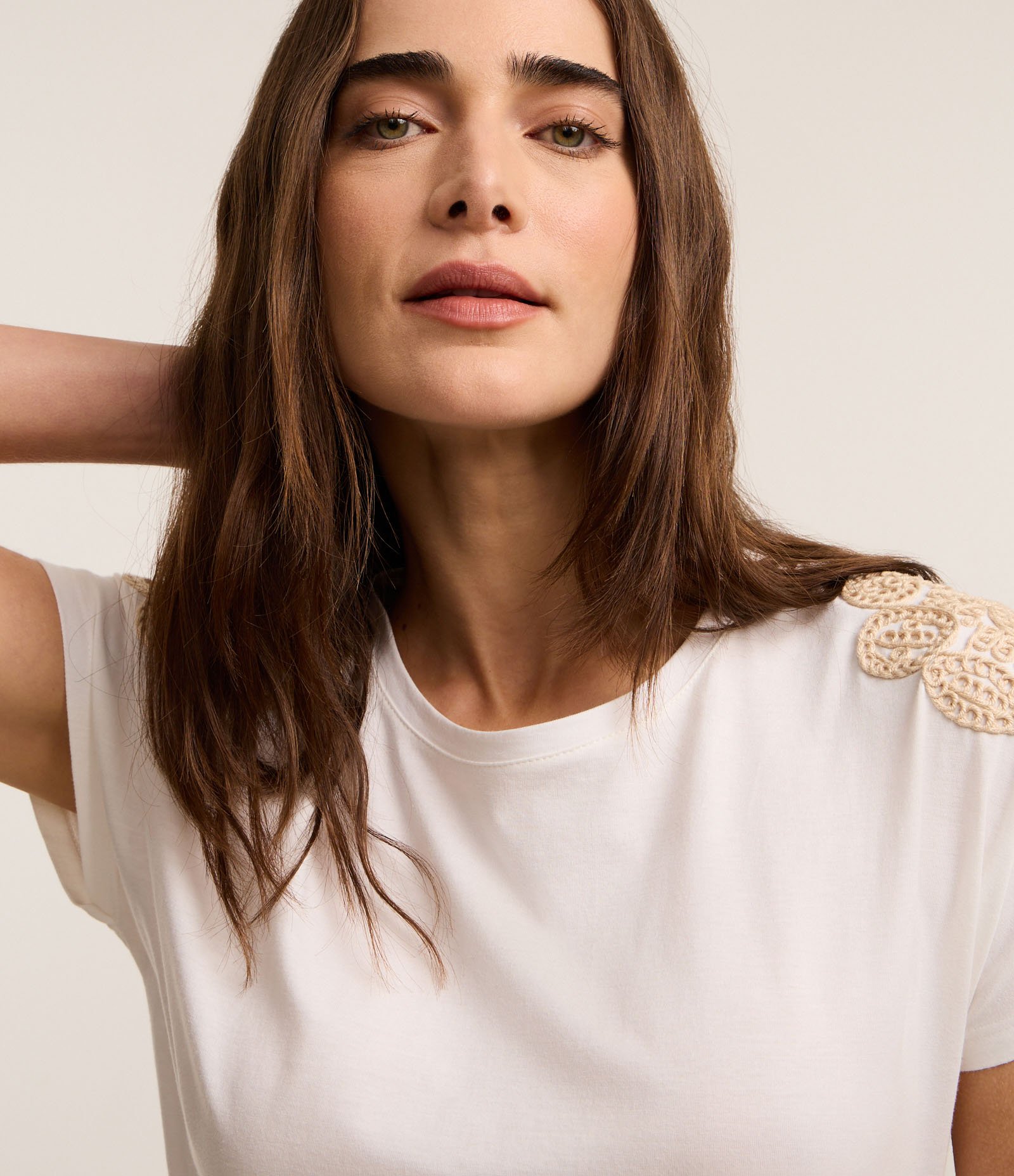 Blusa em Algodão com Bordado Efeito Crochê no Ombro Branco 4