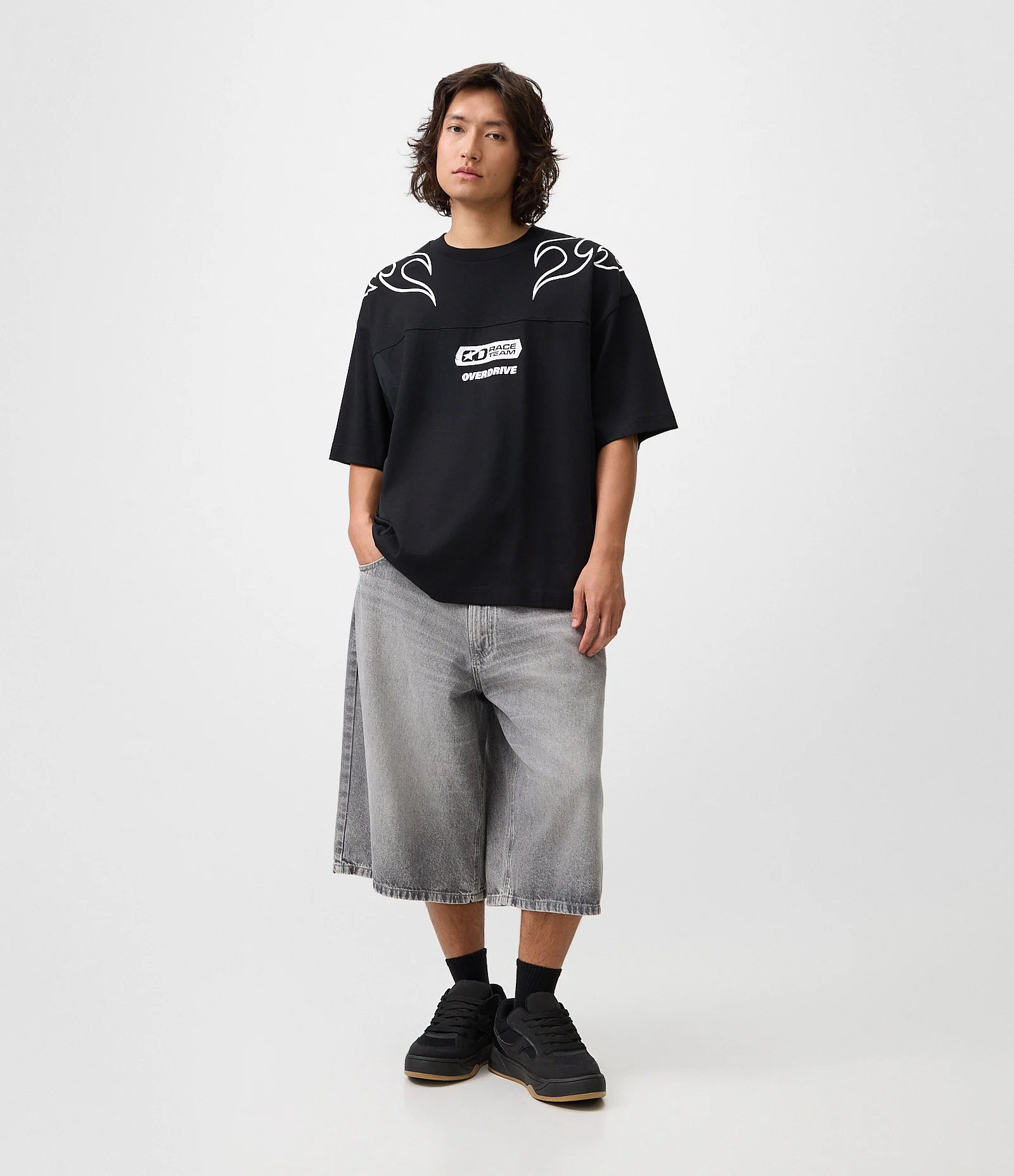 Camiseta Oversized em Malhão com Estampa Lettering e Tribal de Chamas Preto 2
